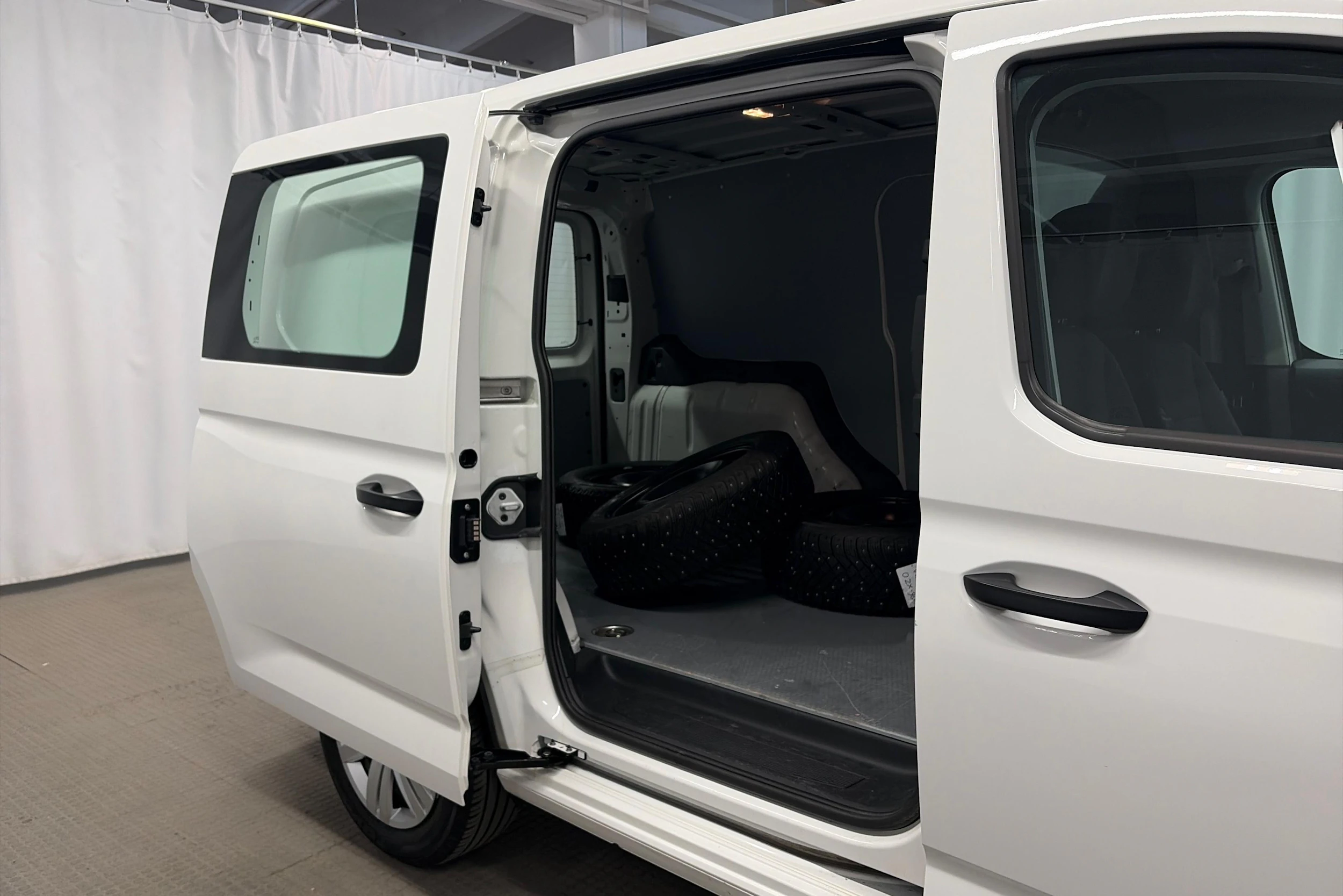 valkoinen Volkswagen Caddy Maxi 2024 kuva 8.