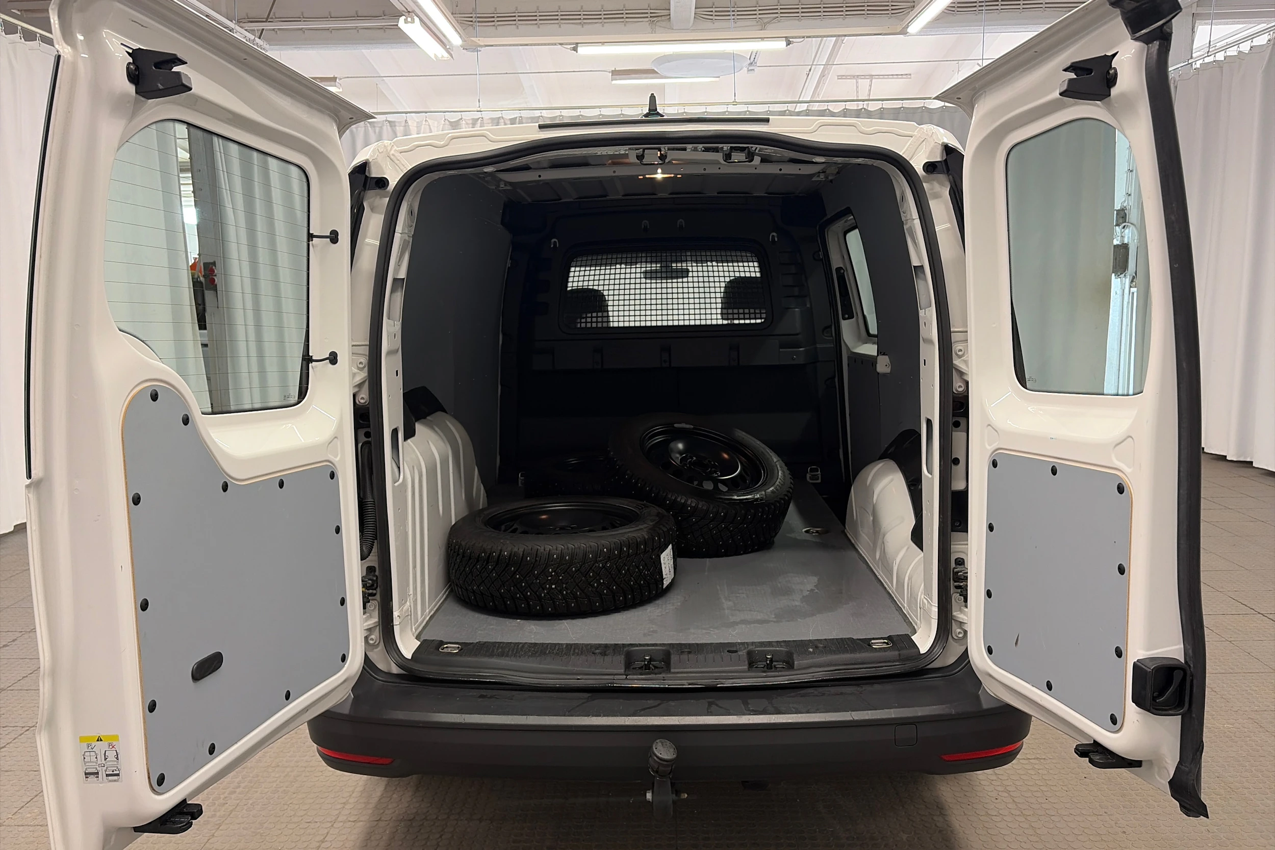 valkoinen Volkswagen Caddy Maxi 2024 kuva 11.