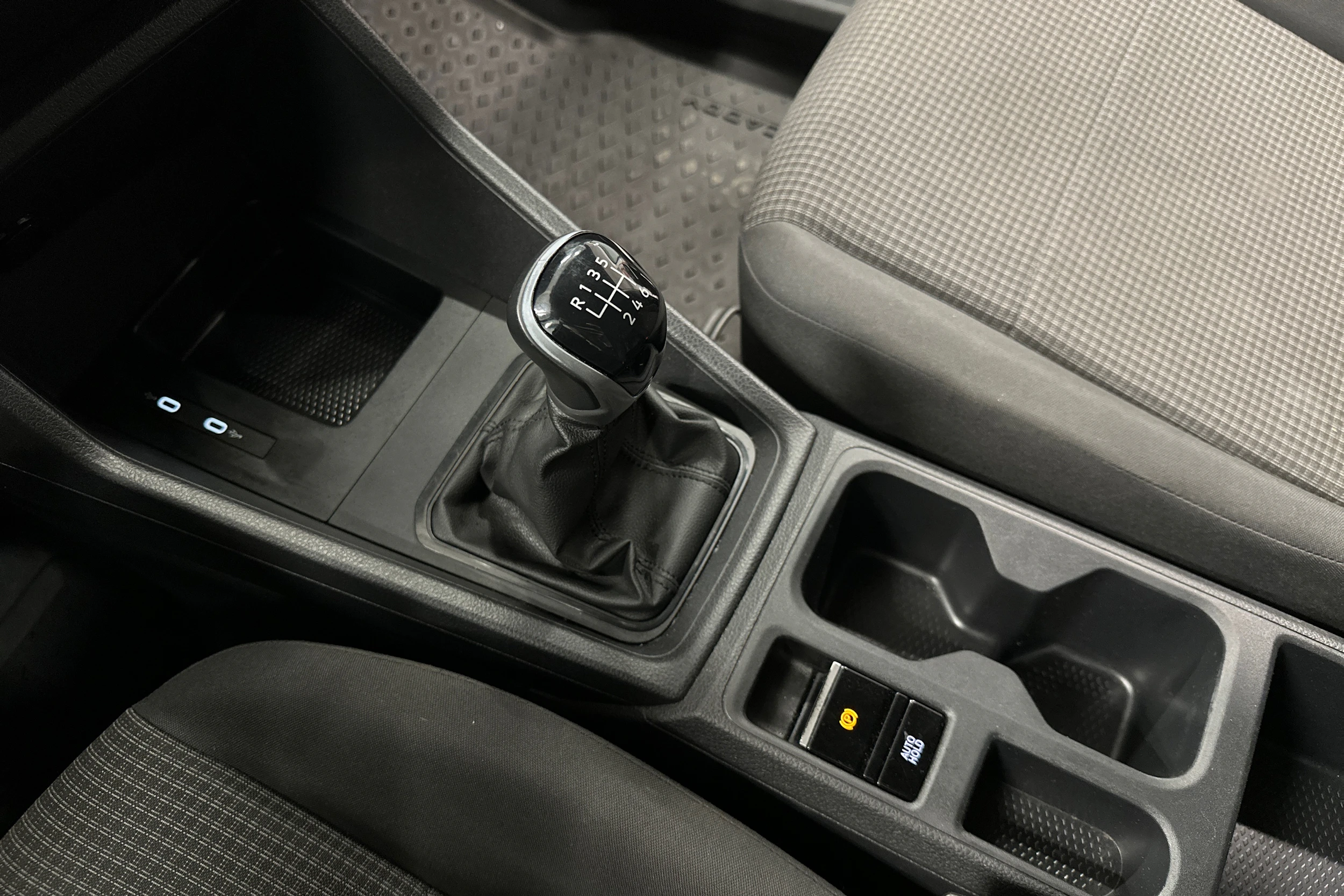 valkoinen Volkswagen Caddy Maxi 2023 kuva 26.