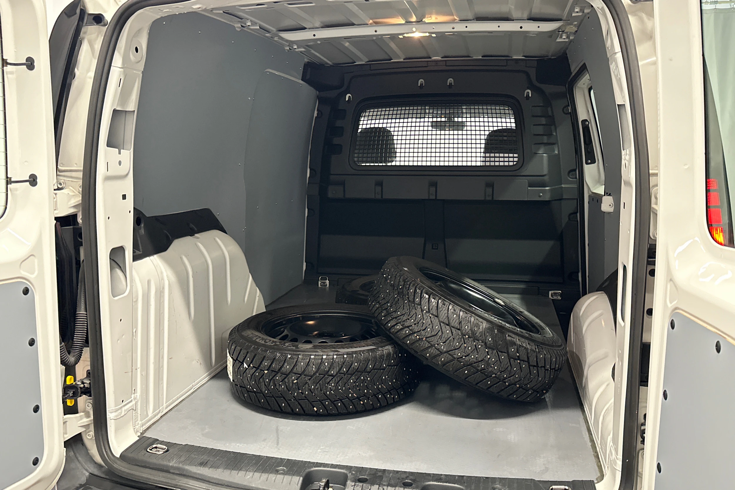 valkoinen Volkswagen Caddy Maxi 2023 kuva 29.