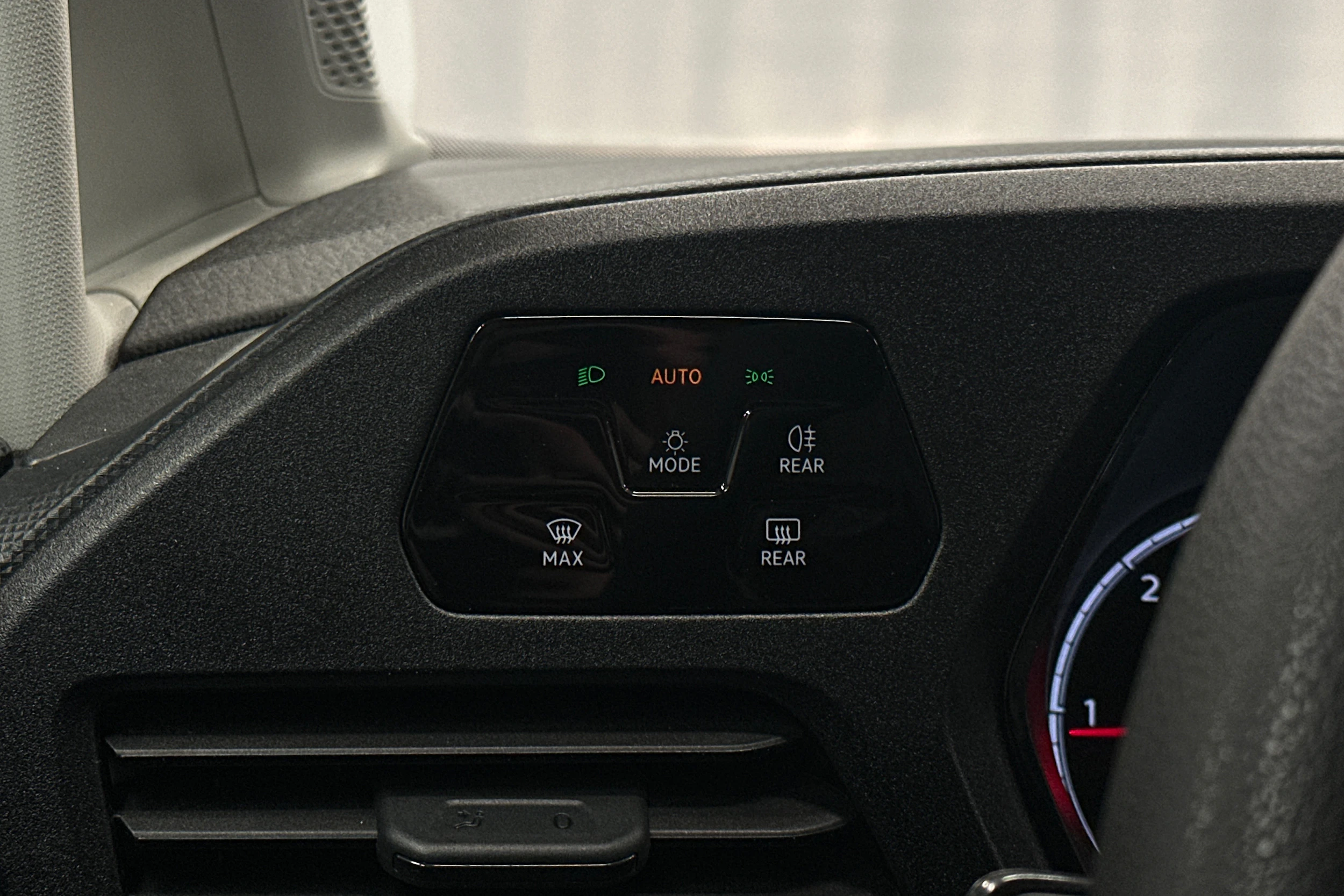 valkoinen Volkswagen Caddy Maxi 2023 kuva 15.