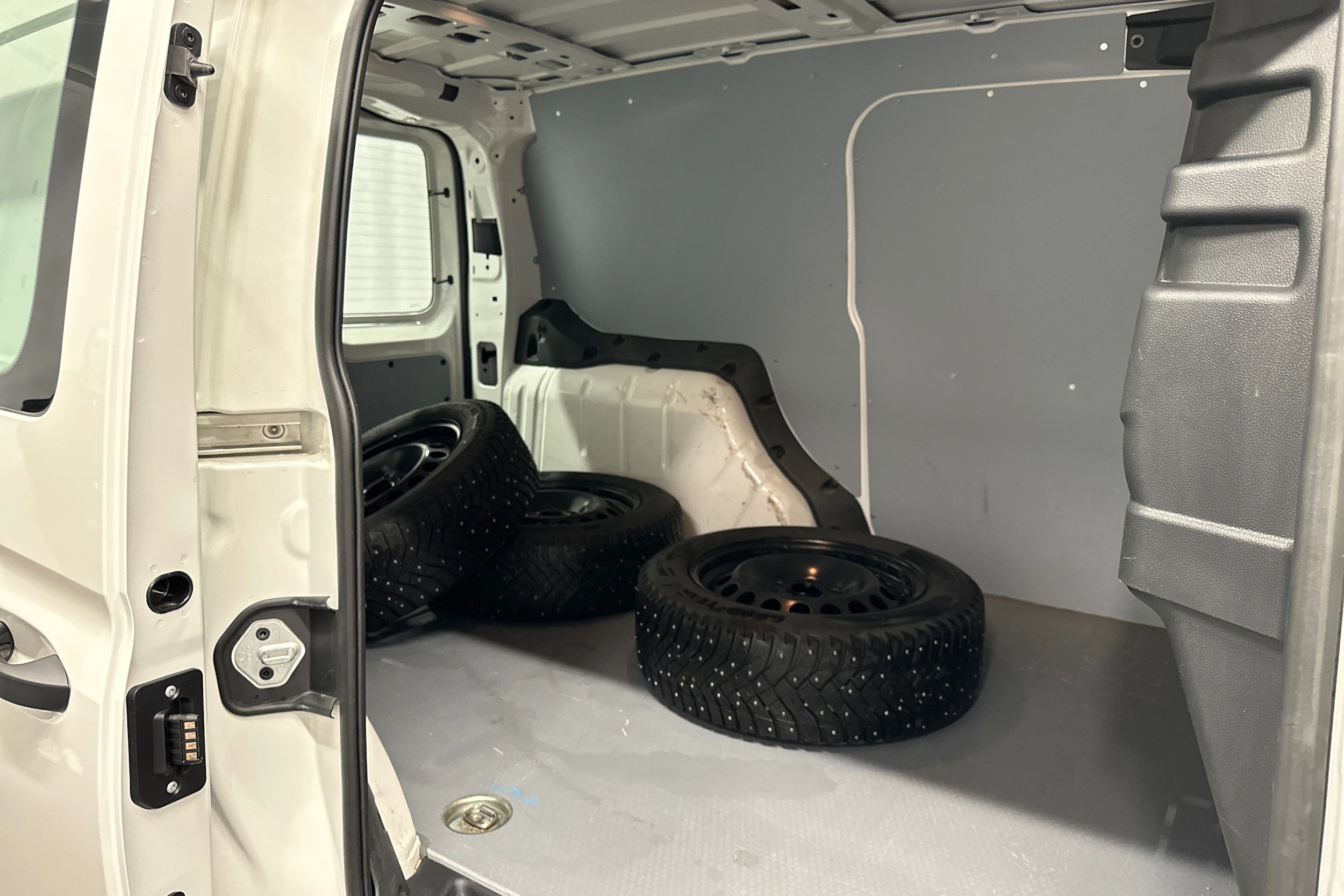 valkoinen Volkswagen Caddy Maxi 2023 kuva 28.