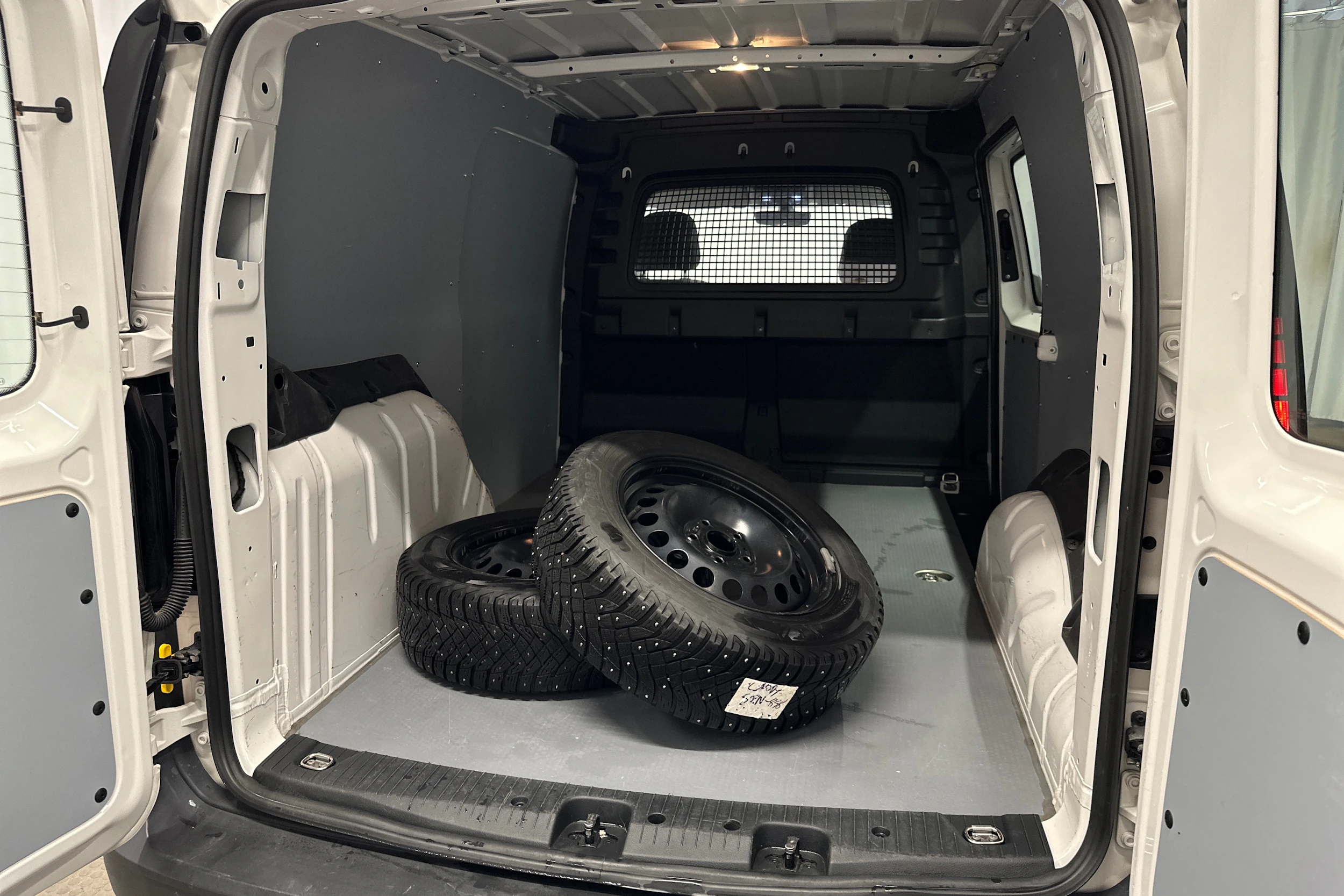 valkoinen Volkswagen Caddy Maxi 2023 kuva 29.