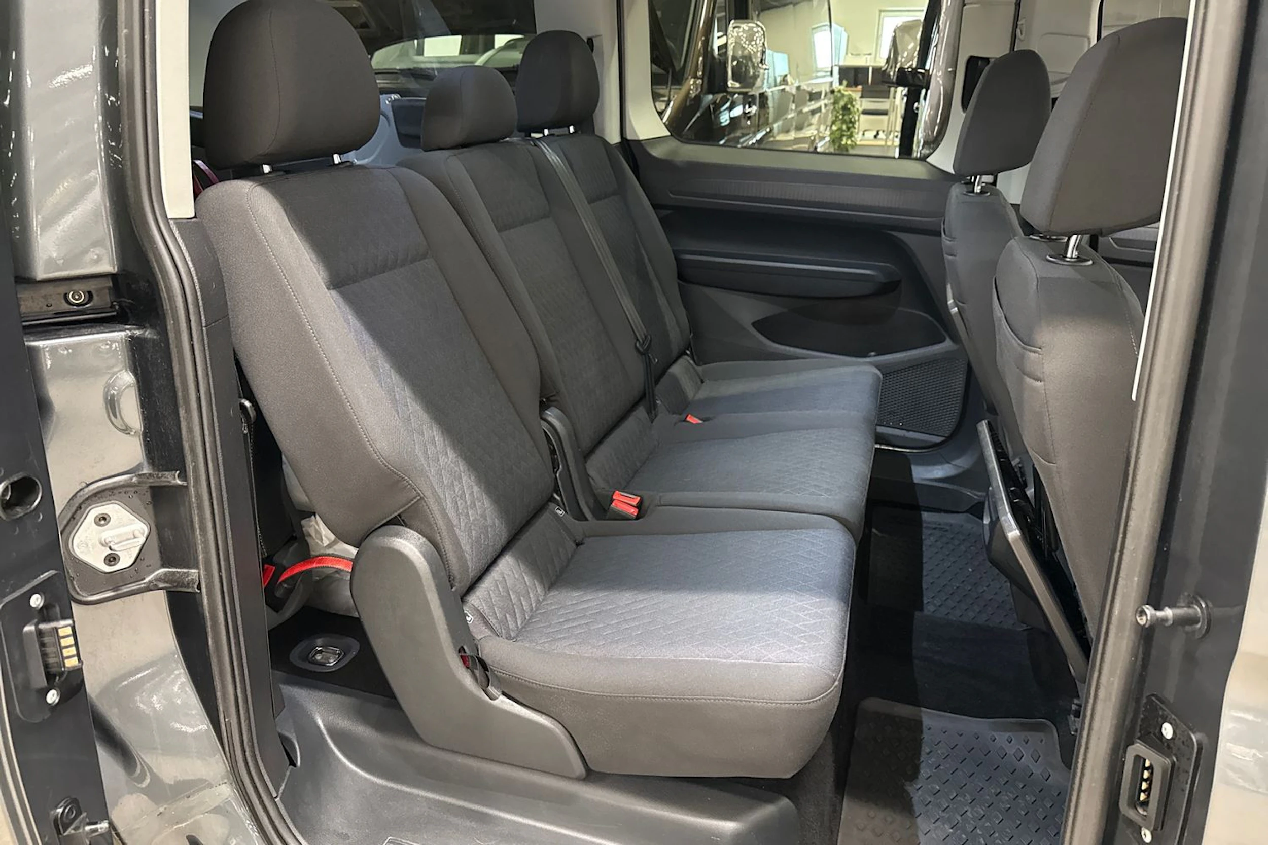 met. harmaa Volkswagen Caddy Maxi 2023 kuva 15.