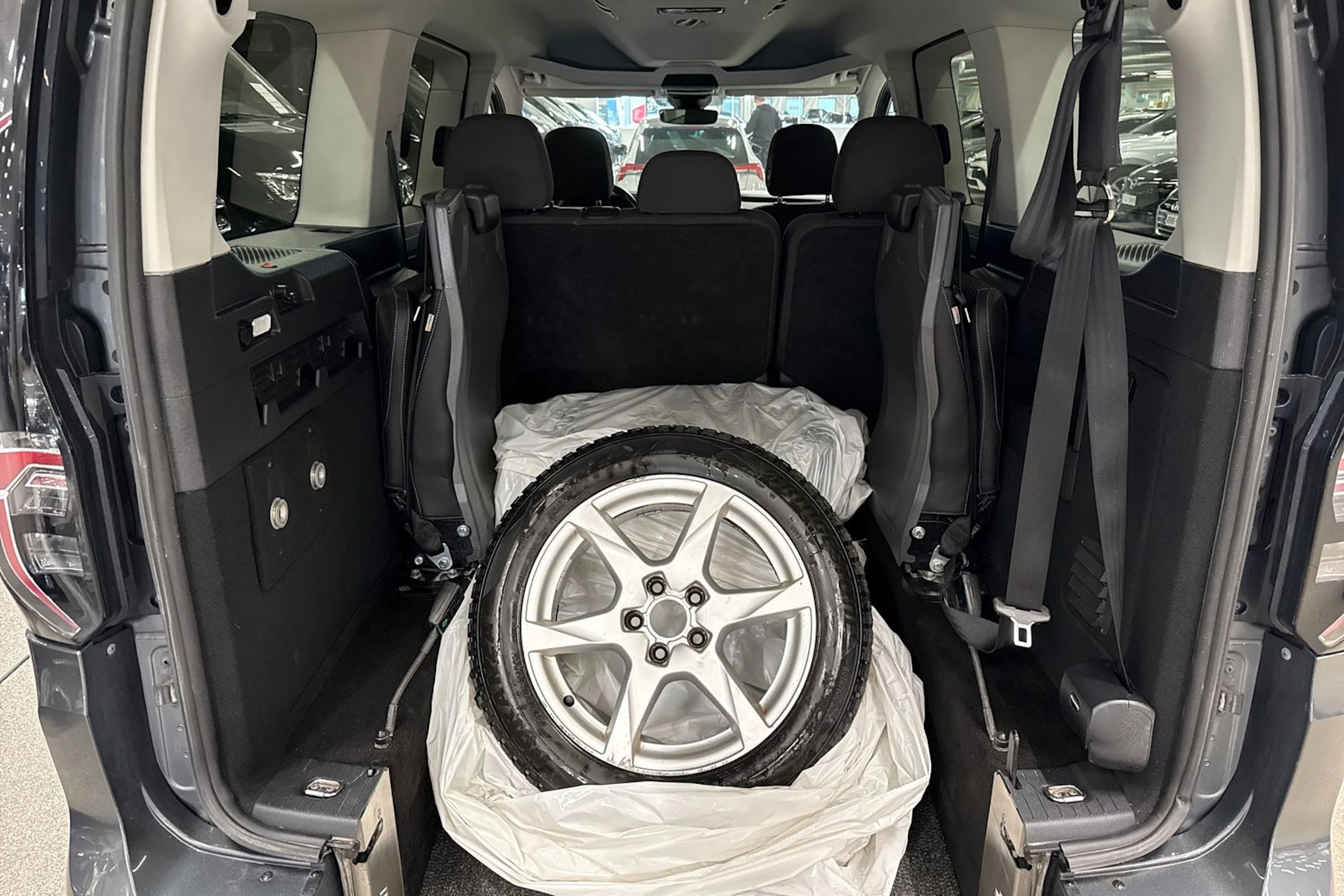 met. harmaa Volkswagen Caddy Maxi 2023 kuva 17.