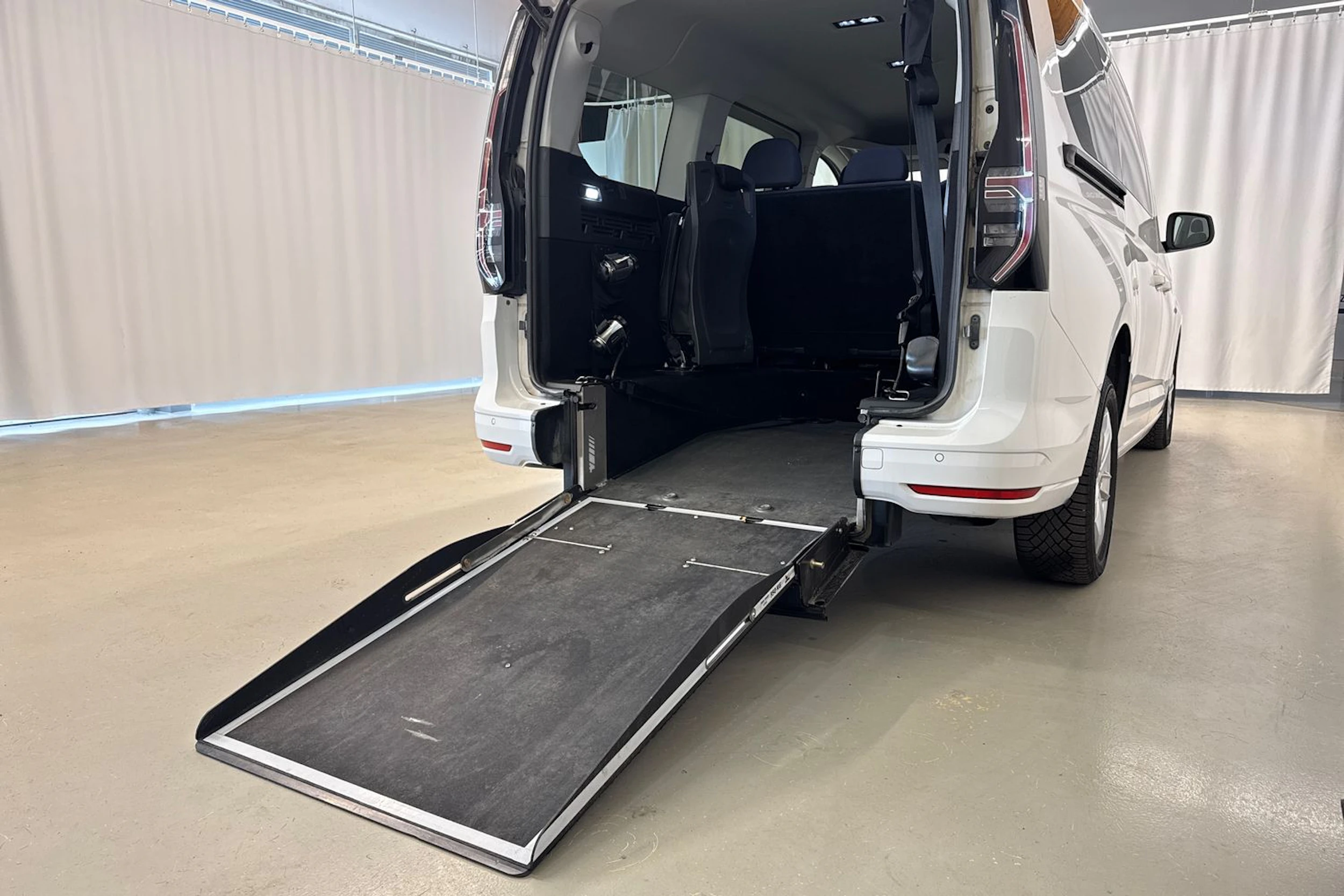 valkoinen Volkswagen Caddy Maxi 2023 kuva 29.