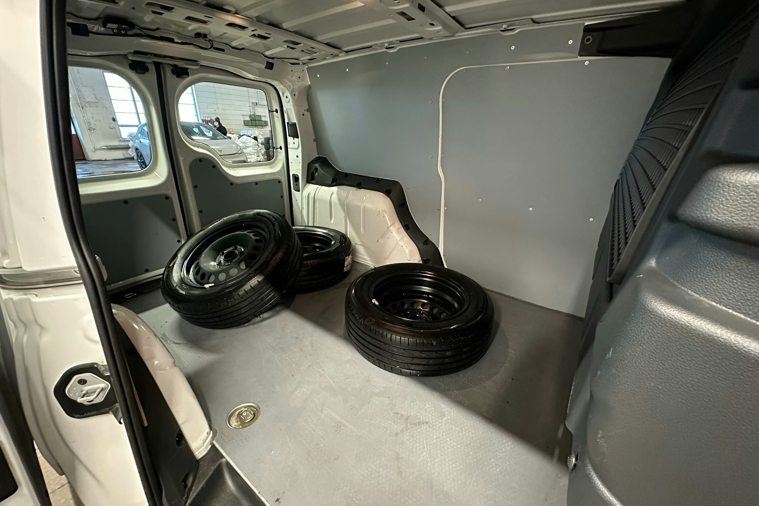 valkoinen Volkswagen Caddy Maxi 2023 kuva 21.