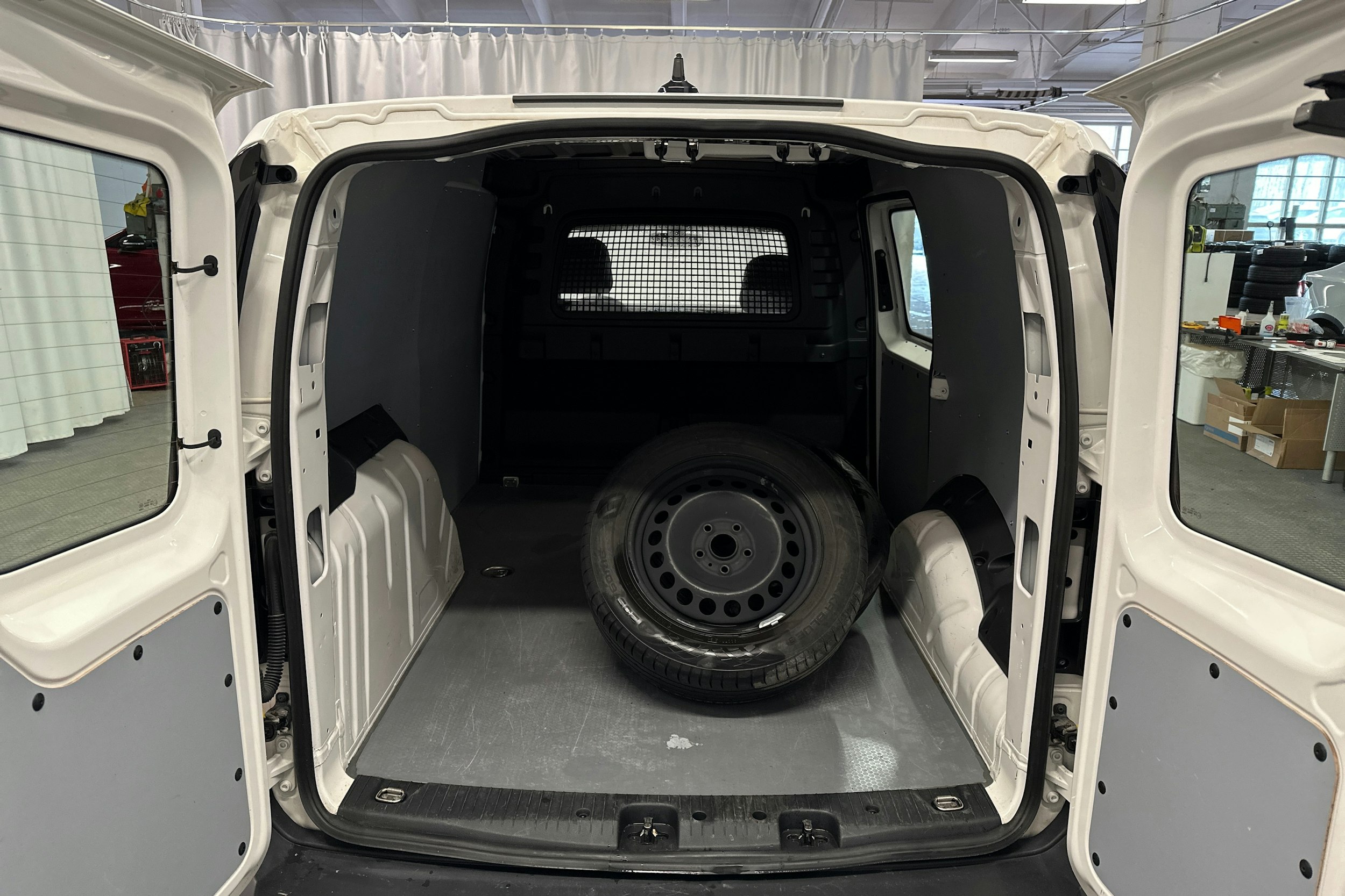 valkoinen Volkswagen Caddy Maxi 2023 kuva 21.