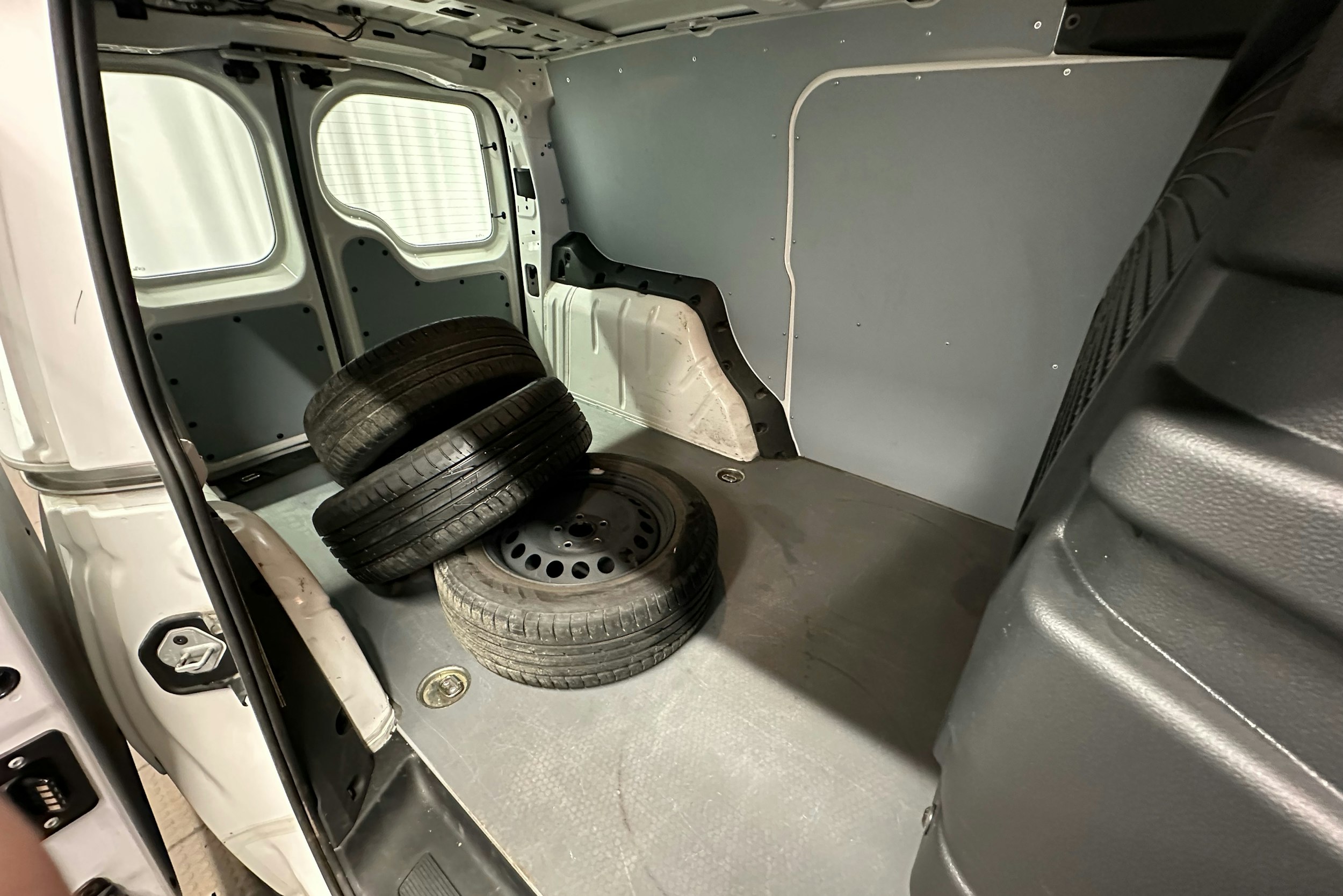 valkoinen Volkswagen Caddy Maxi 2023 kuva 22.