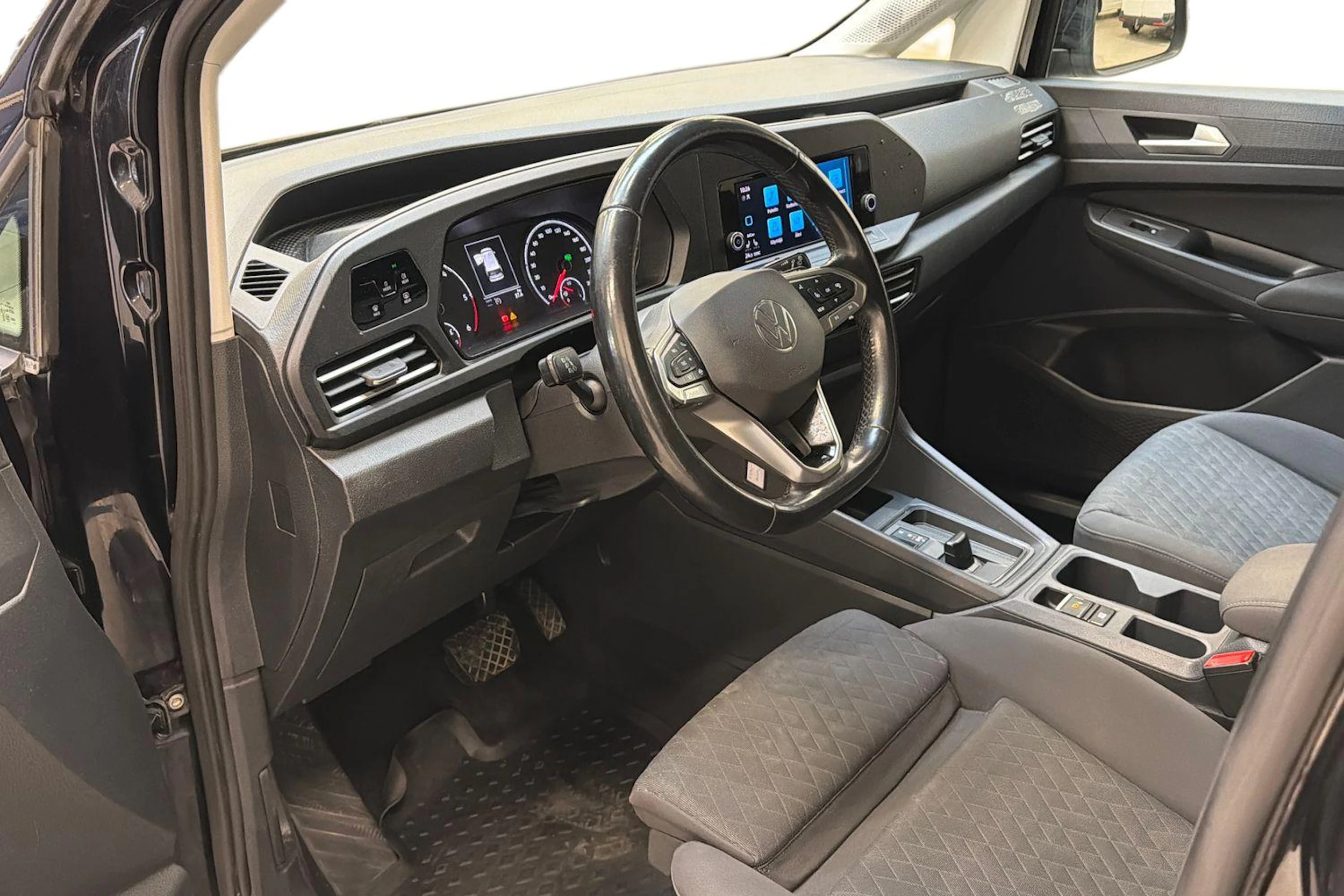 musta Volkswagen Caddy Maxi 2023 kuva 8.