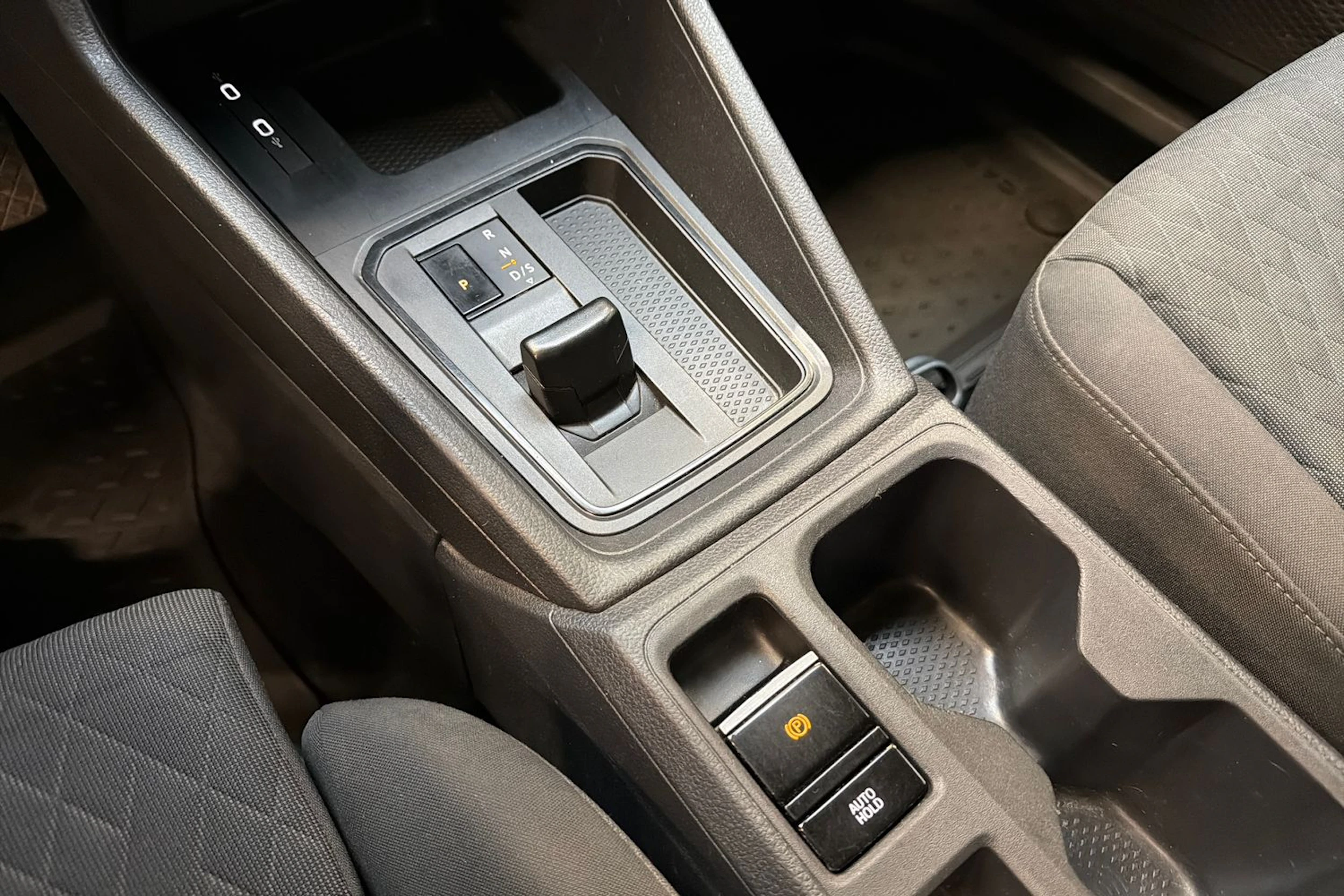 musta Volkswagen Caddy Maxi 2023 kuva 21.