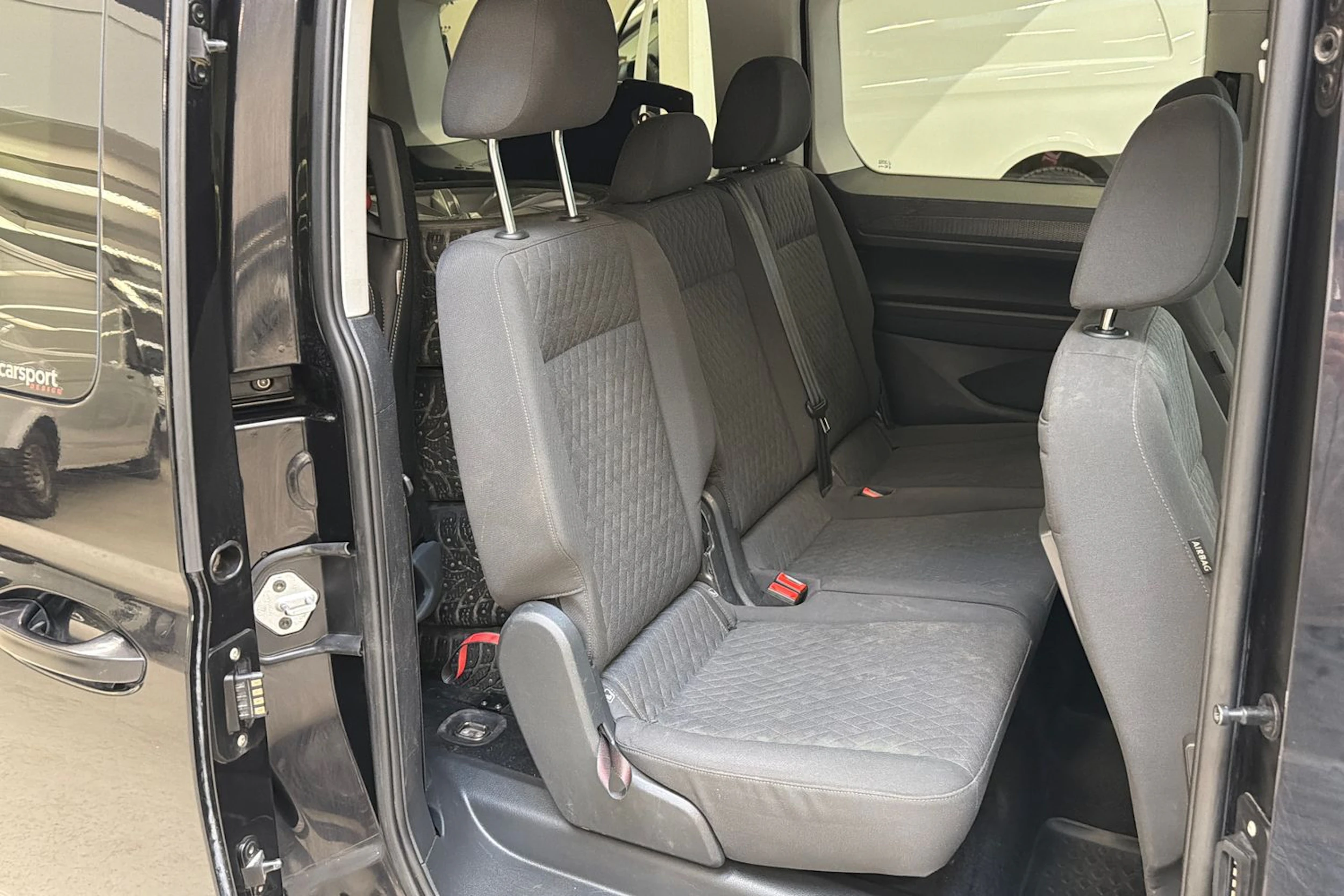 musta Volkswagen Caddy Maxi 2023 kuva 22.