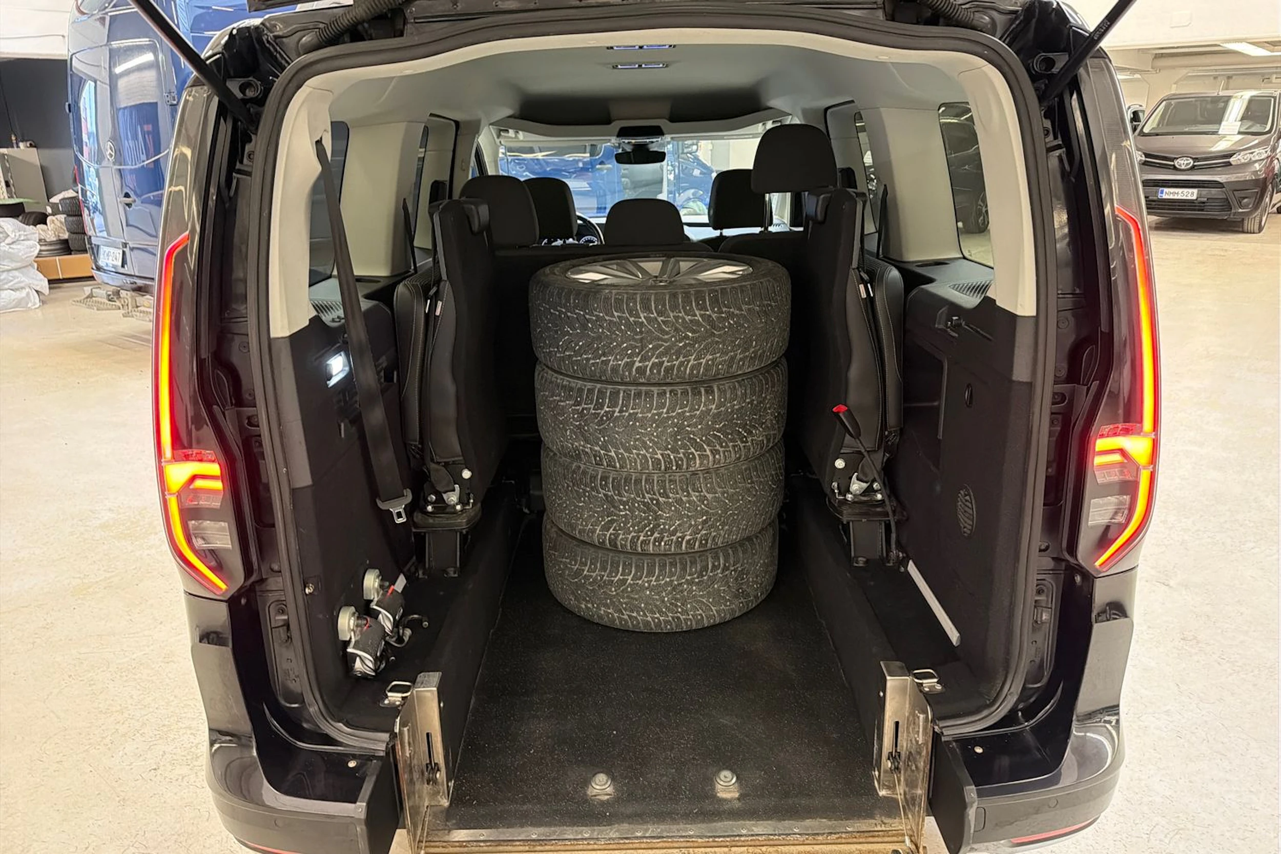 musta Volkswagen Caddy Maxi 2023 kuva 24.