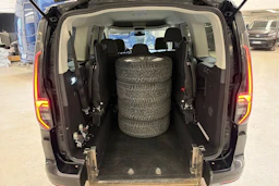 musta Volkswagen Caddy Maxi 2023 kuva 24.