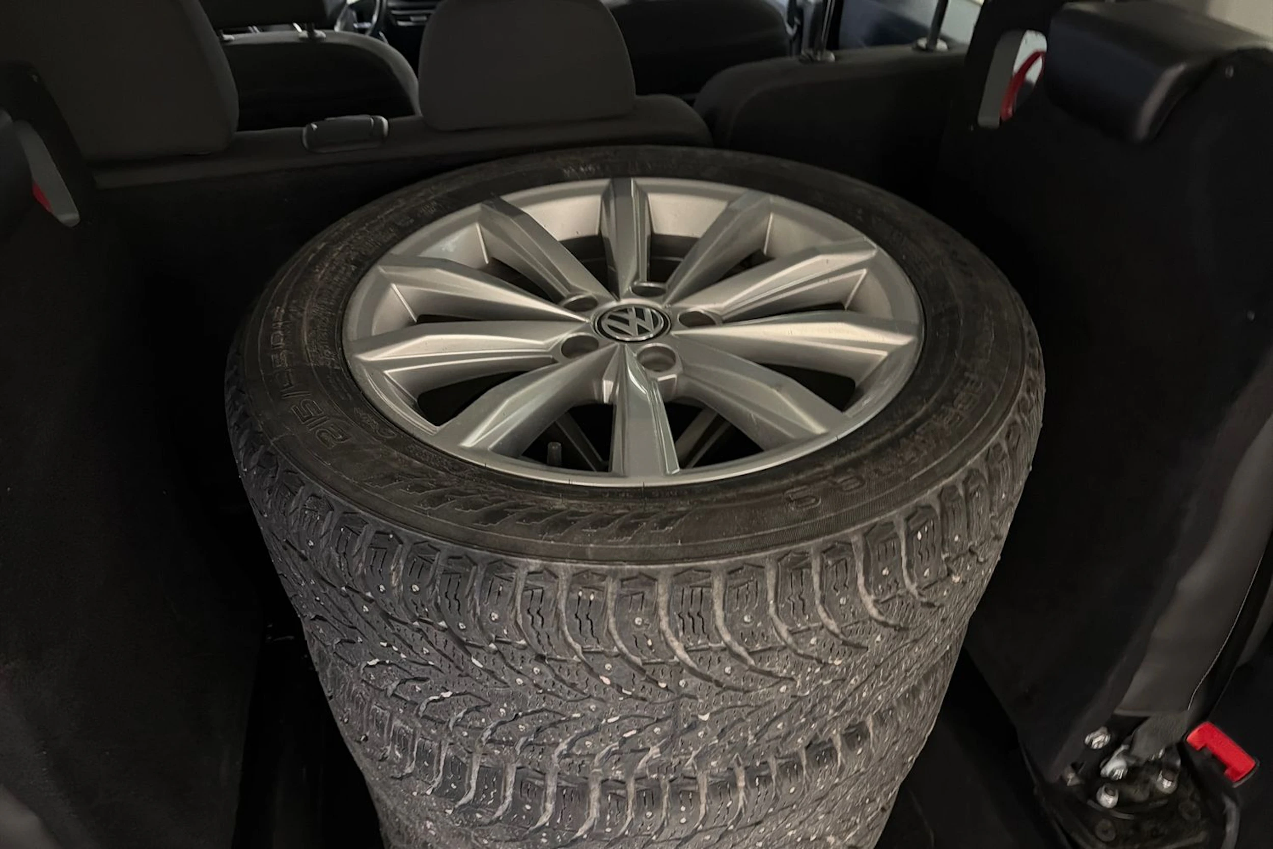 musta Volkswagen Caddy Maxi 2023 kuva 25.