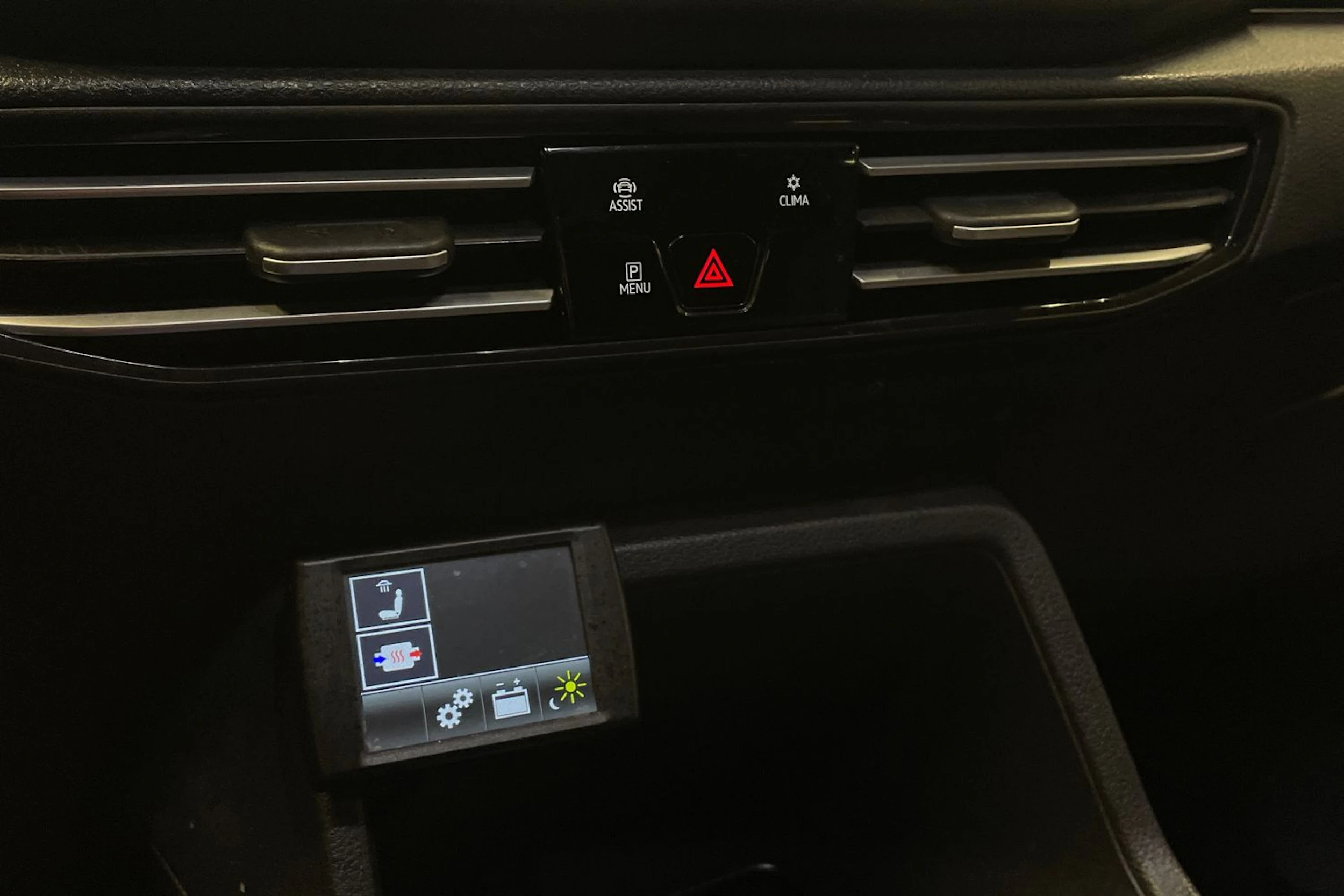 valkoinen Volkswagen Caddy Maxi 2024 kuva 18.