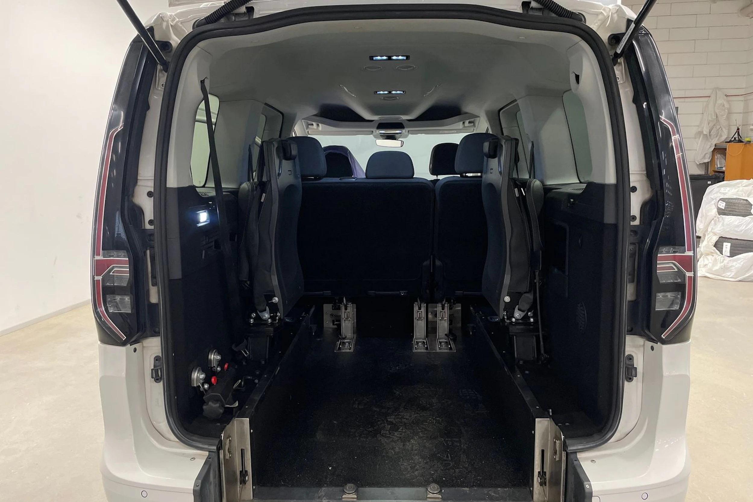 valkoinen Volkswagen Caddy Maxi 2024 kuva 27.