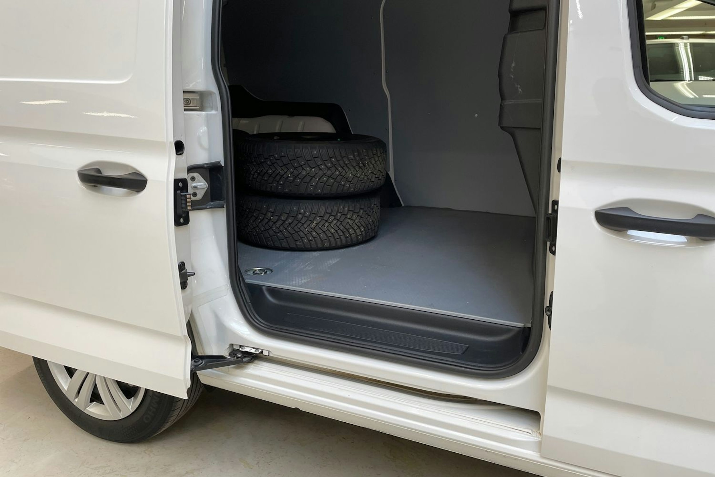 valkoinen Volkswagen Caddy Maxi 2023 kuva 14.