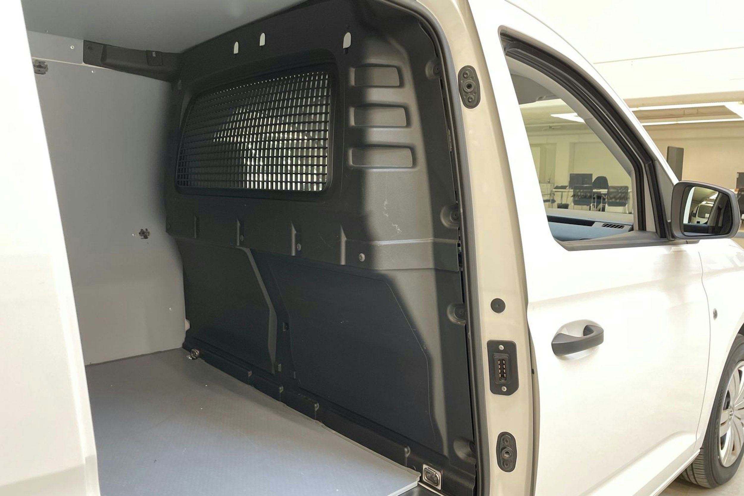 valkoinen Volkswagen Caddy Maxi 2023 kuva 15.