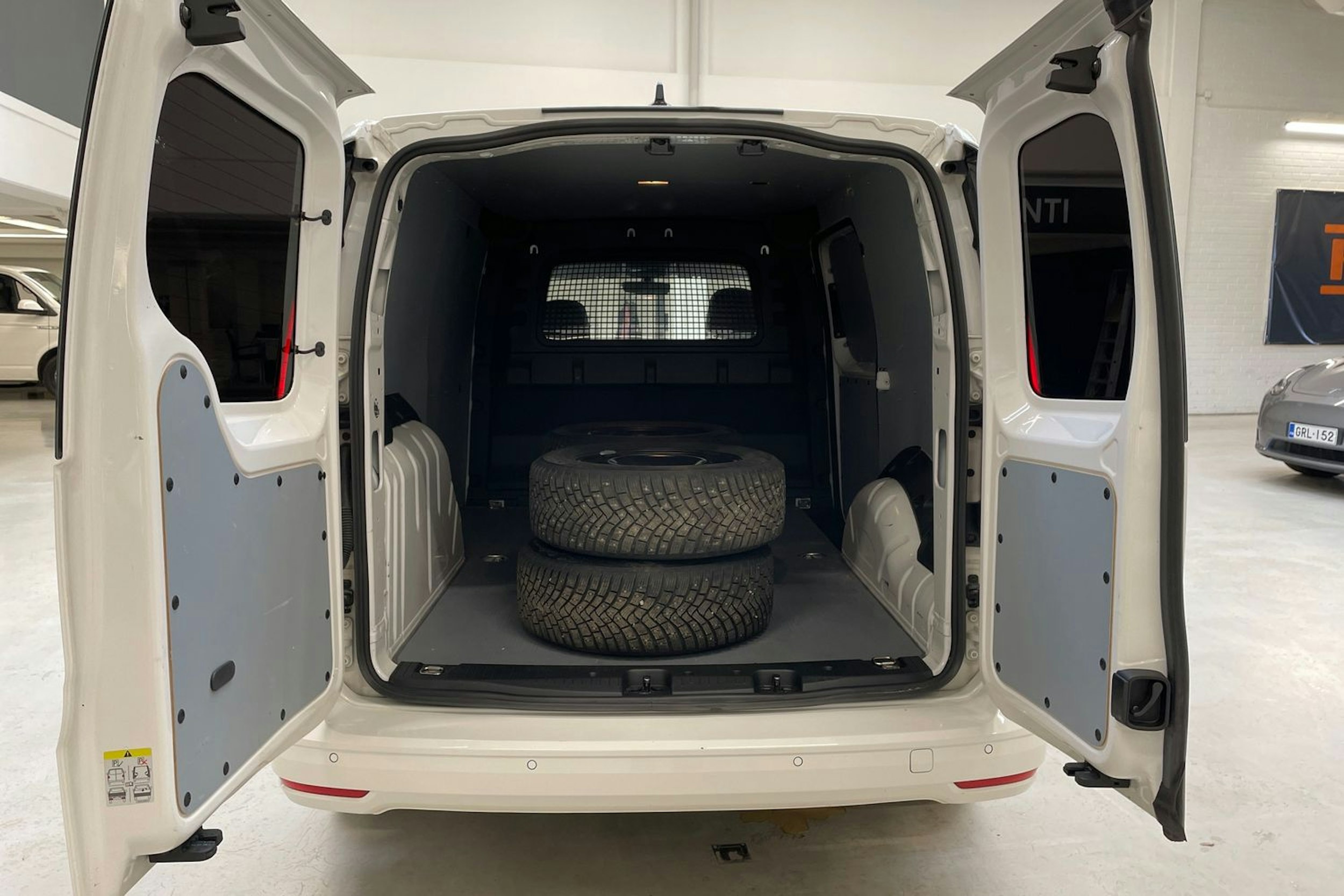 valkoinen Volkswagen Caddy Maxi 2023 kuva 16.