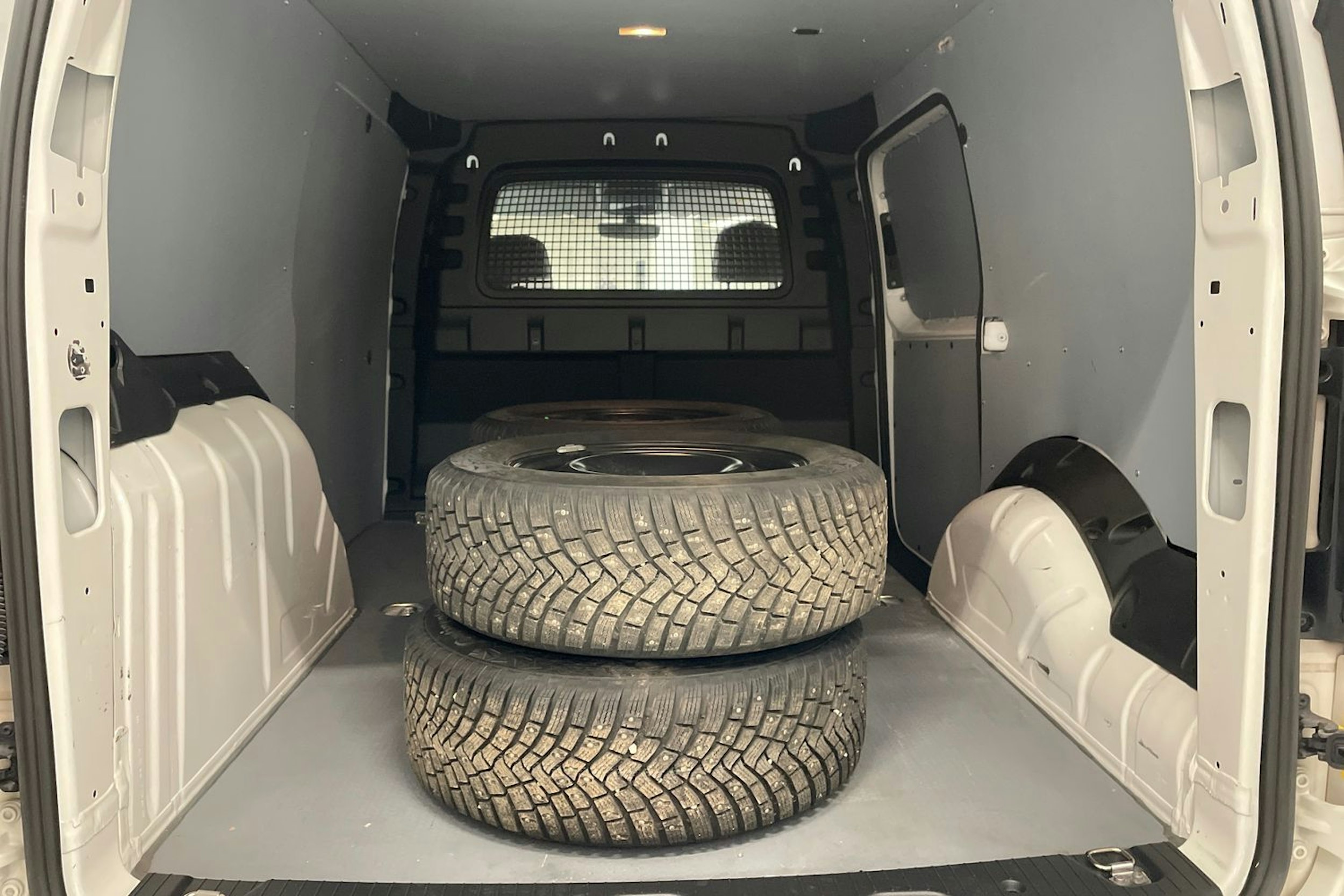 valkoinen Volkswagen Caddy Maxi 2023 kuva 17.