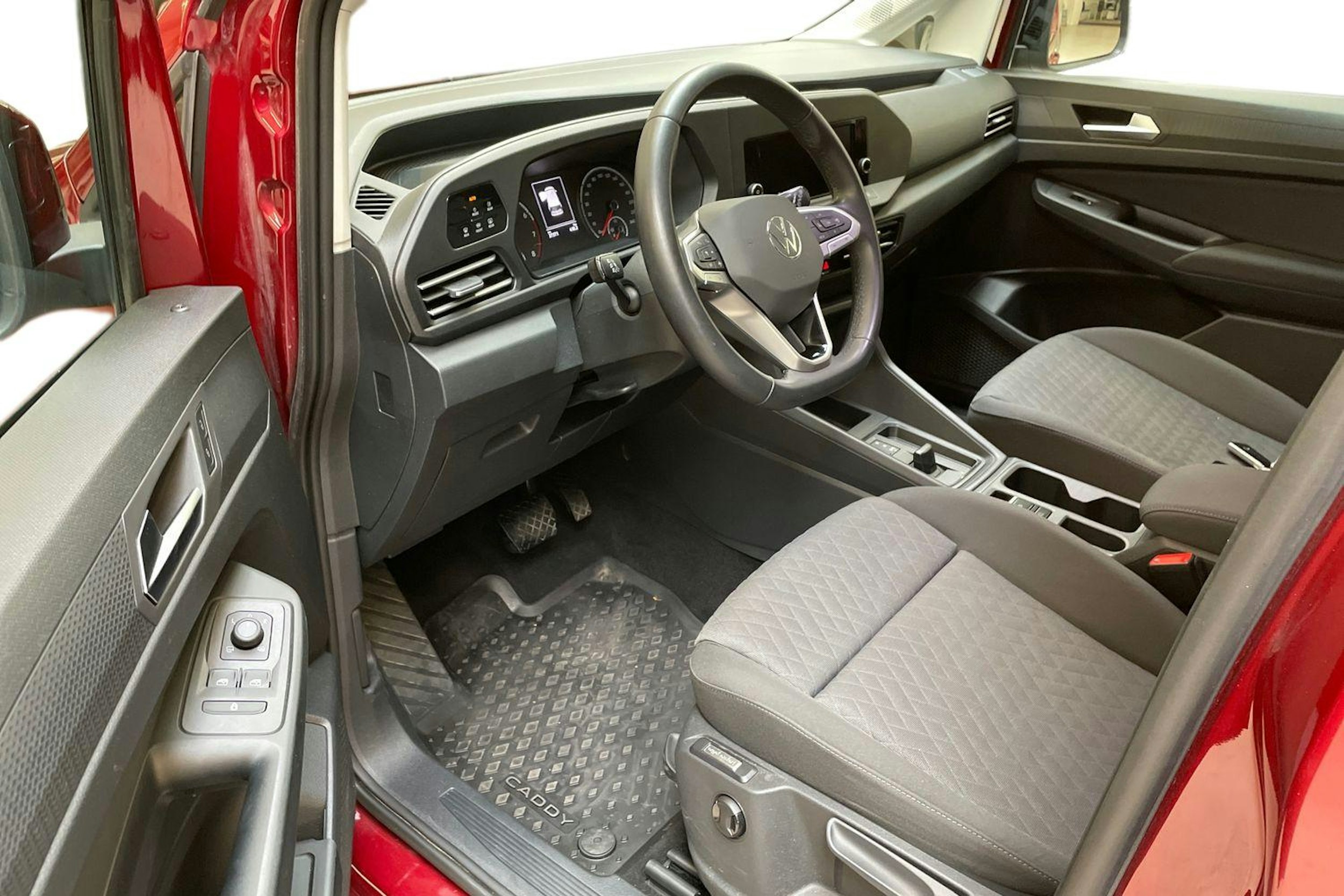 punainen Volkswagen Caddy Maxi 2023 kuva 7.
