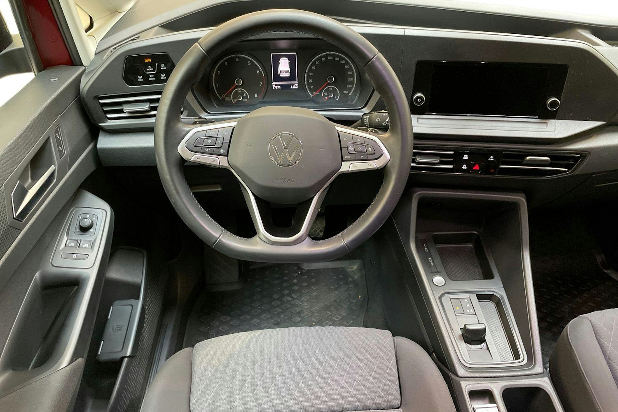 punainen Volkswagen Caddy Maxi 2023 kuva 9.