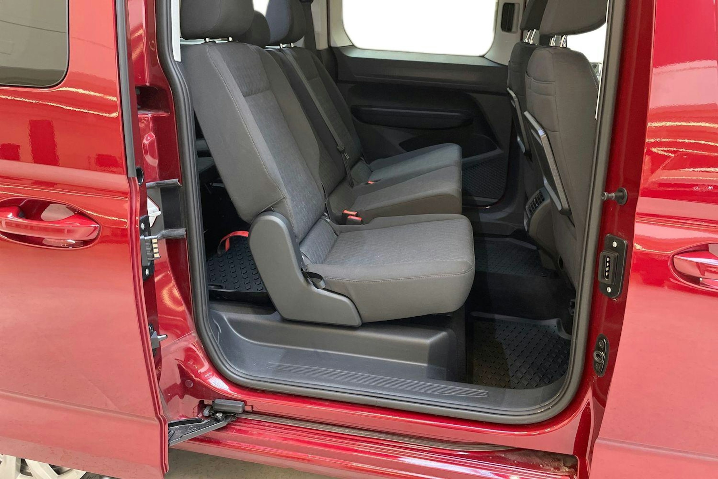 punainen Volkswagen Caddy Maxi 2023 kuva 10.