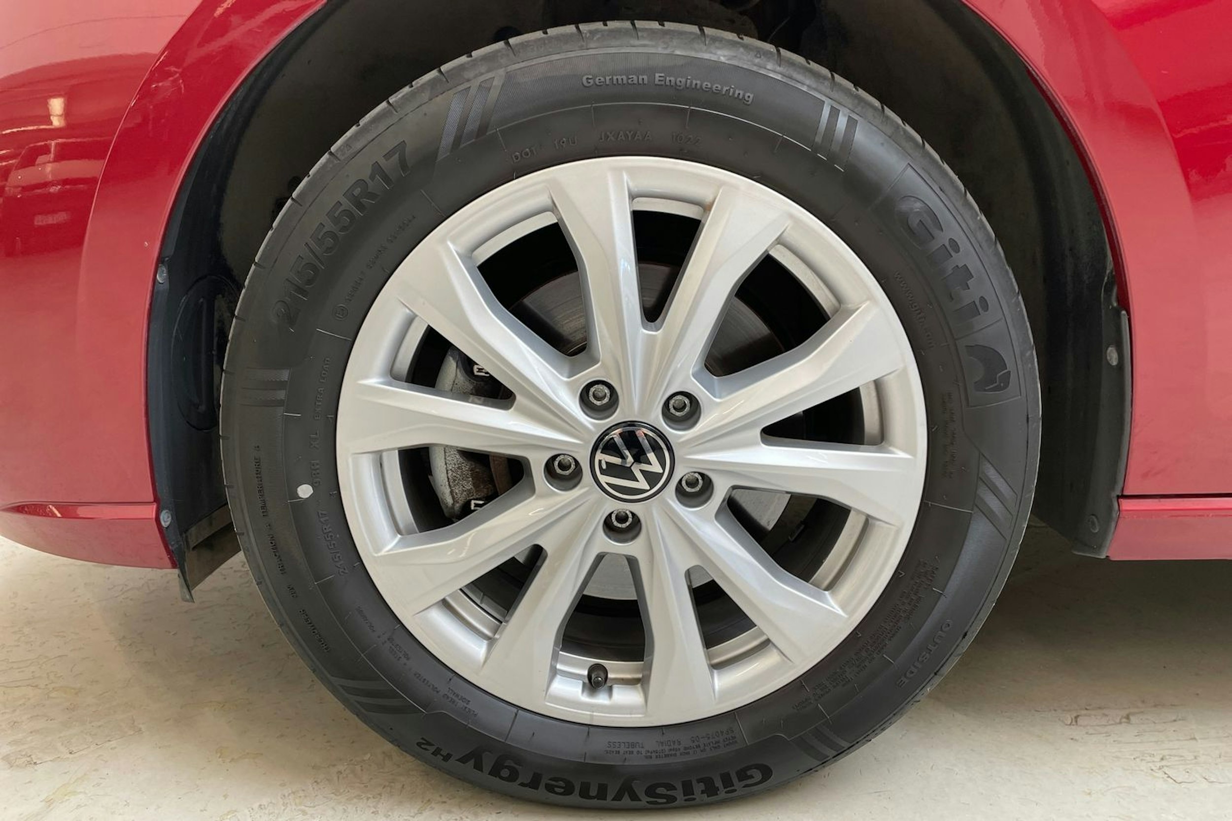 punainen Volkswagen Caddy Maxi 2023 kuva 13.