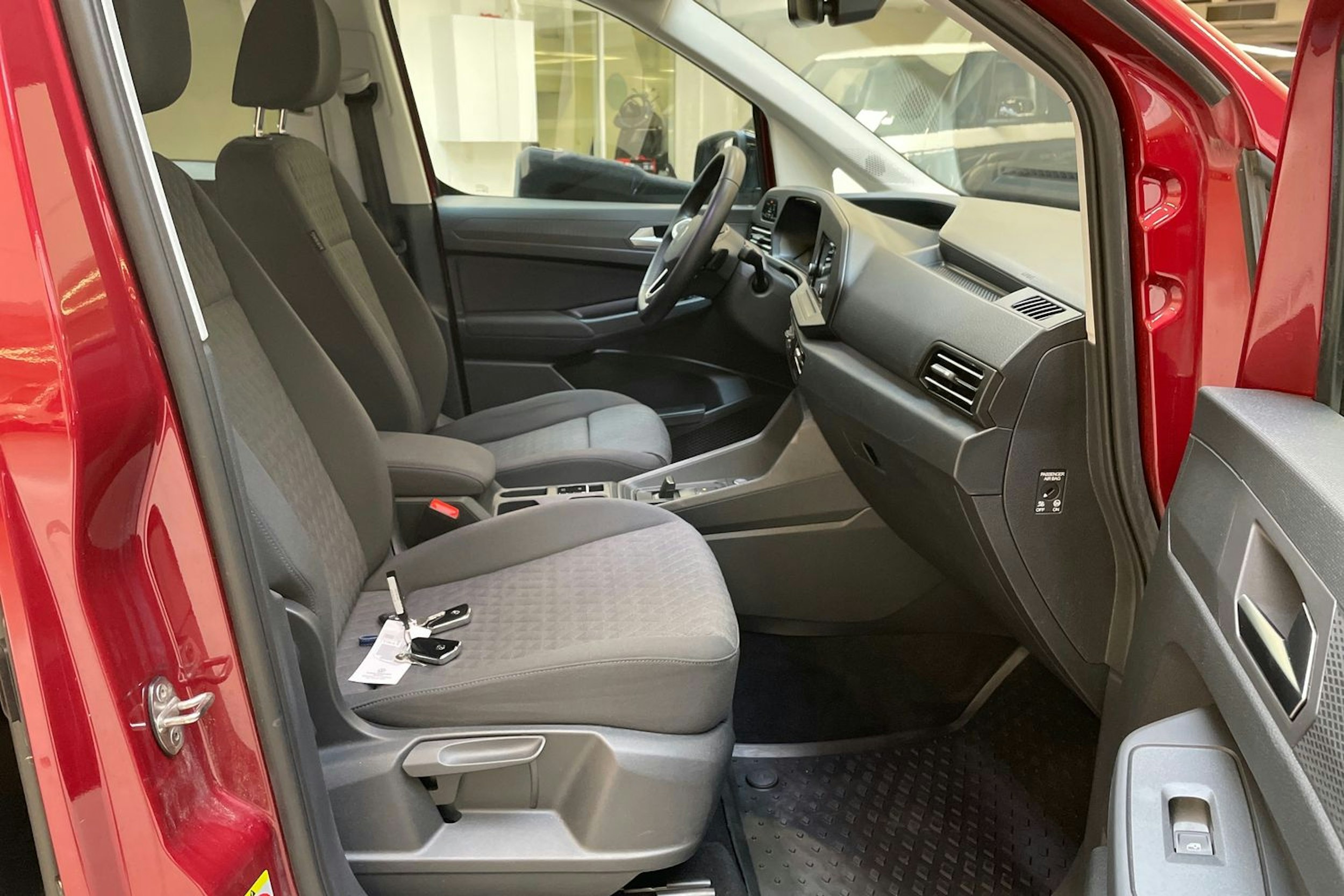punainen Volkswagen Caddy Maxi 2023 kuva 14.