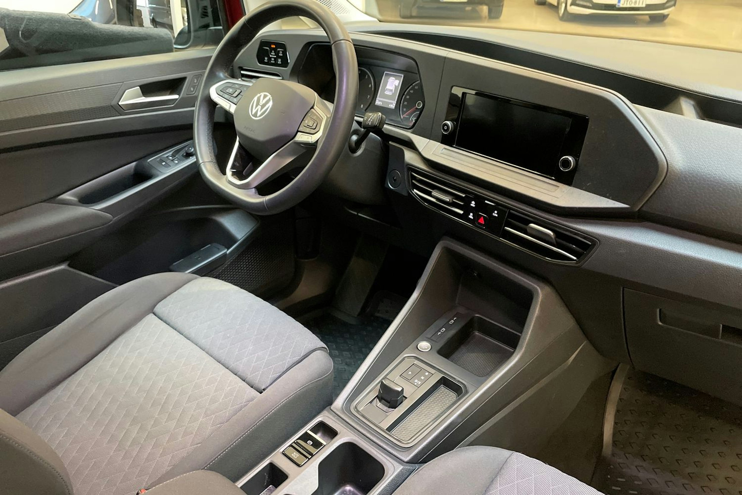 punainen Volkswagen Caddy Maxi 2023 kuva 16.