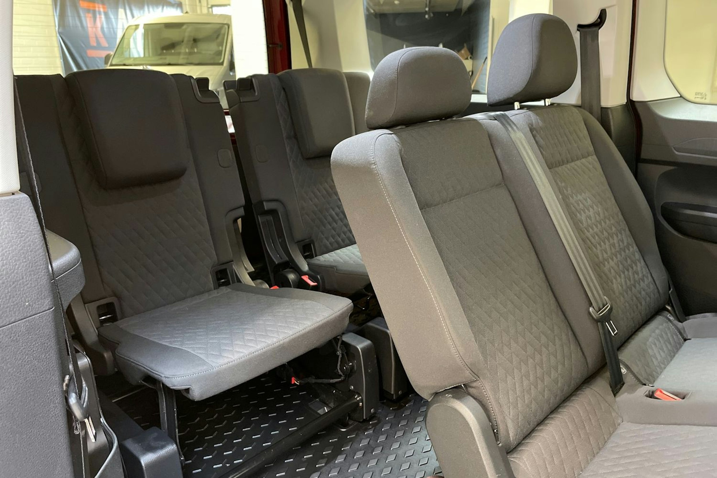 punainen Volkswagen Caddy Maxi 2023 kuva 17.