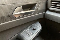 punainen Volkswagen Caddy Maxi 2023 kuva 22.