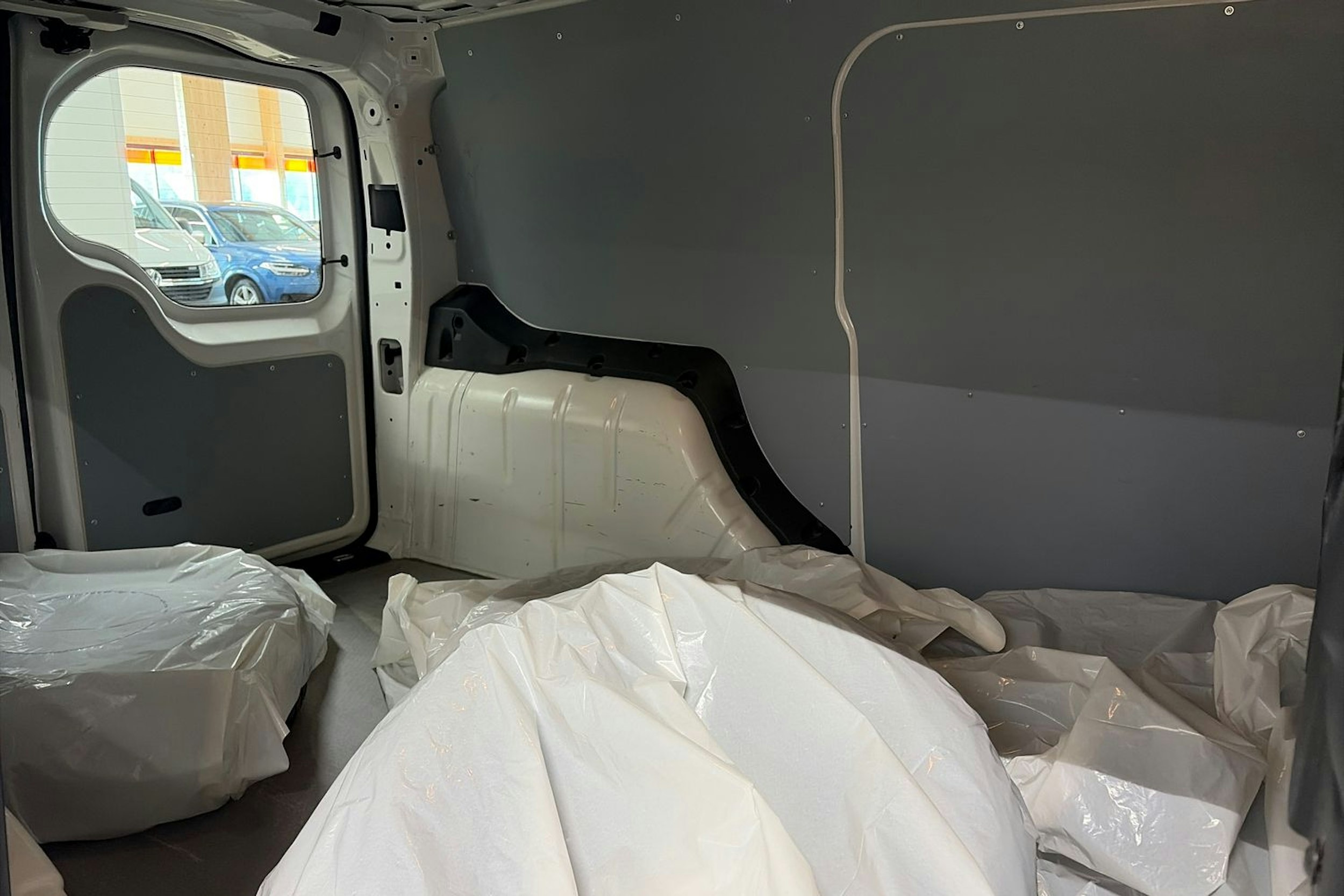 valkoinen Volkswagen Caddy Maxi 2023 kuva 13.