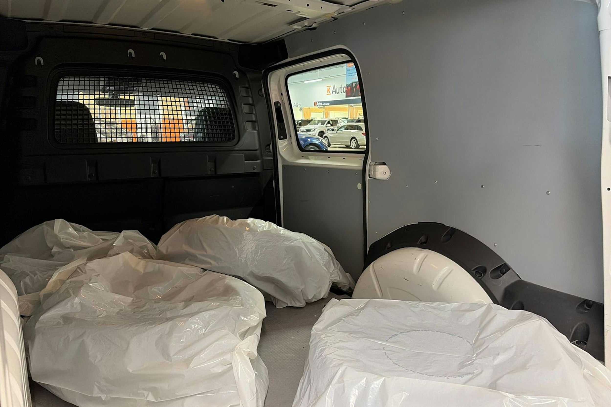 valkoinen Volkswagen Caddy Maxi 2023 kuva 16.