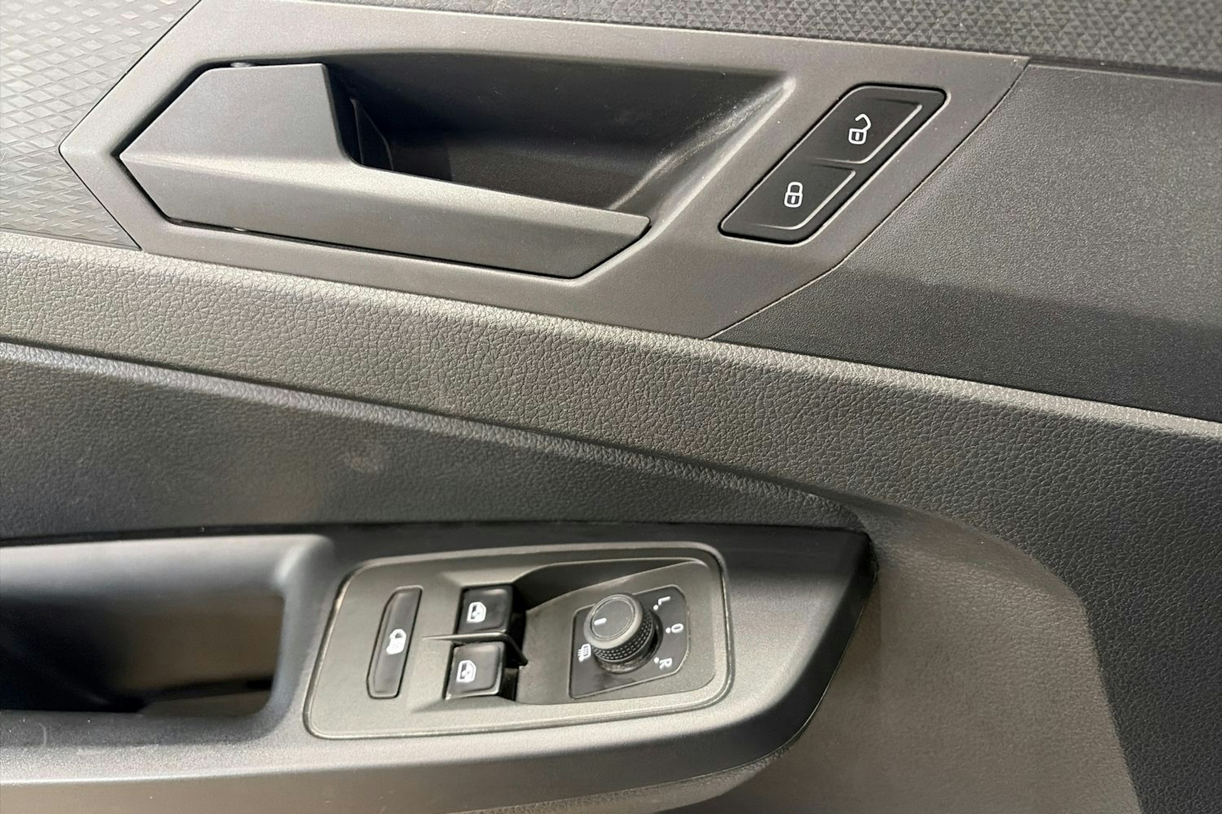 valkoinen Volkswagen Caddy Maxi 2023 kuva 18.