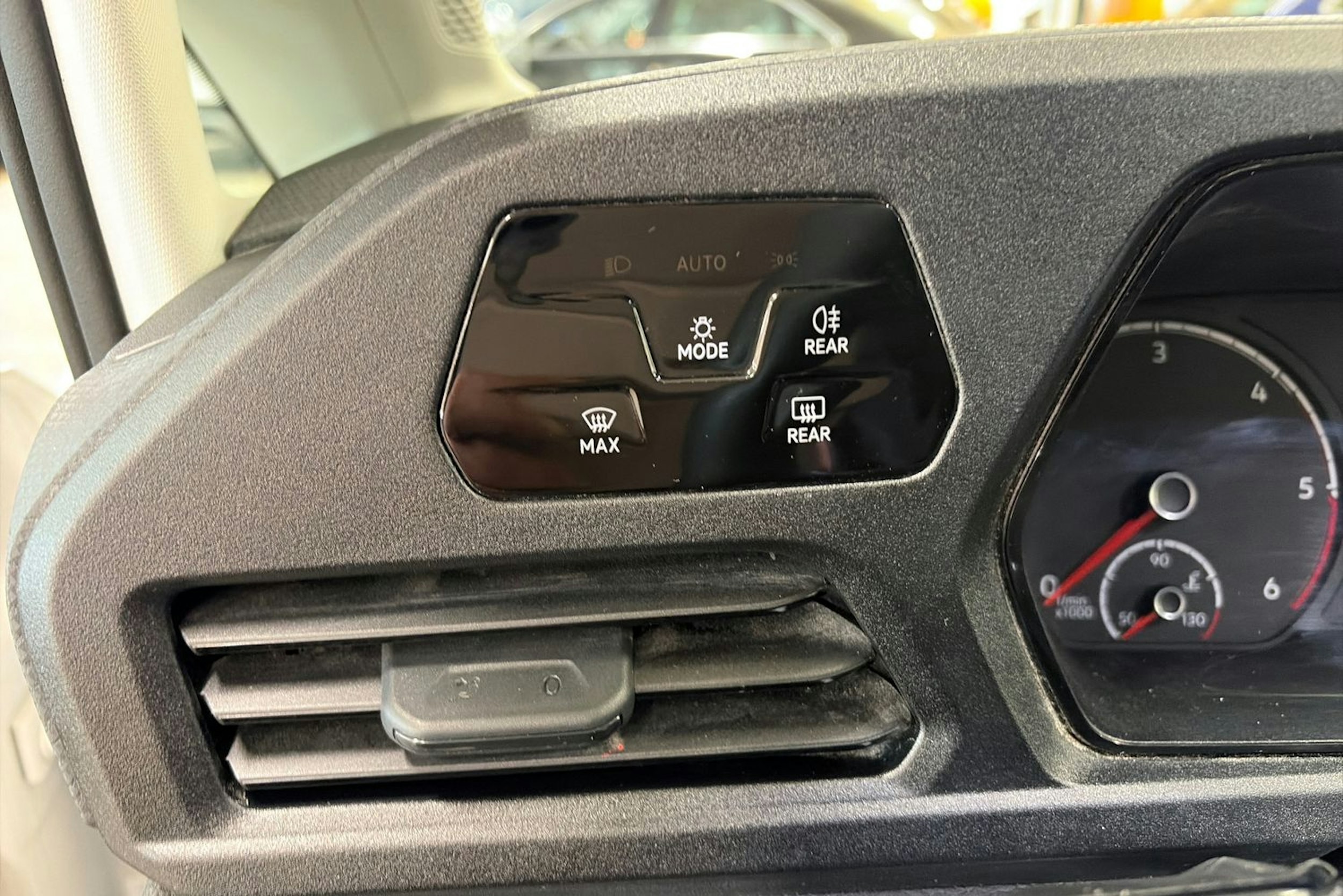 valkoinen Volkswagen Caddy Maxi 2023 kuva 19.