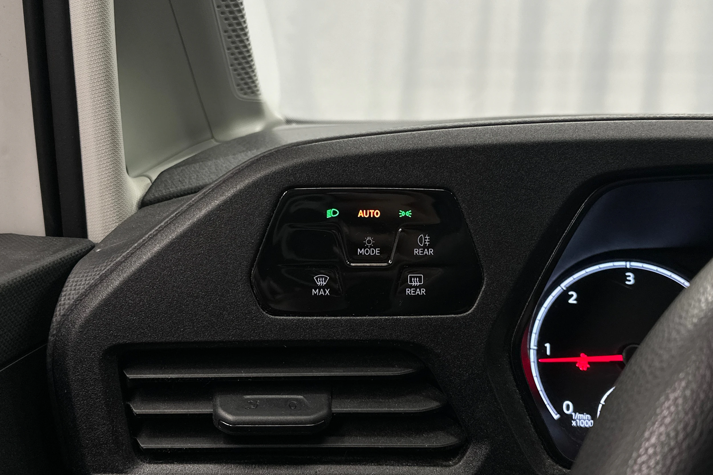 valkoinen Volkswagen Caddy Maxi 2023 kuva 14.