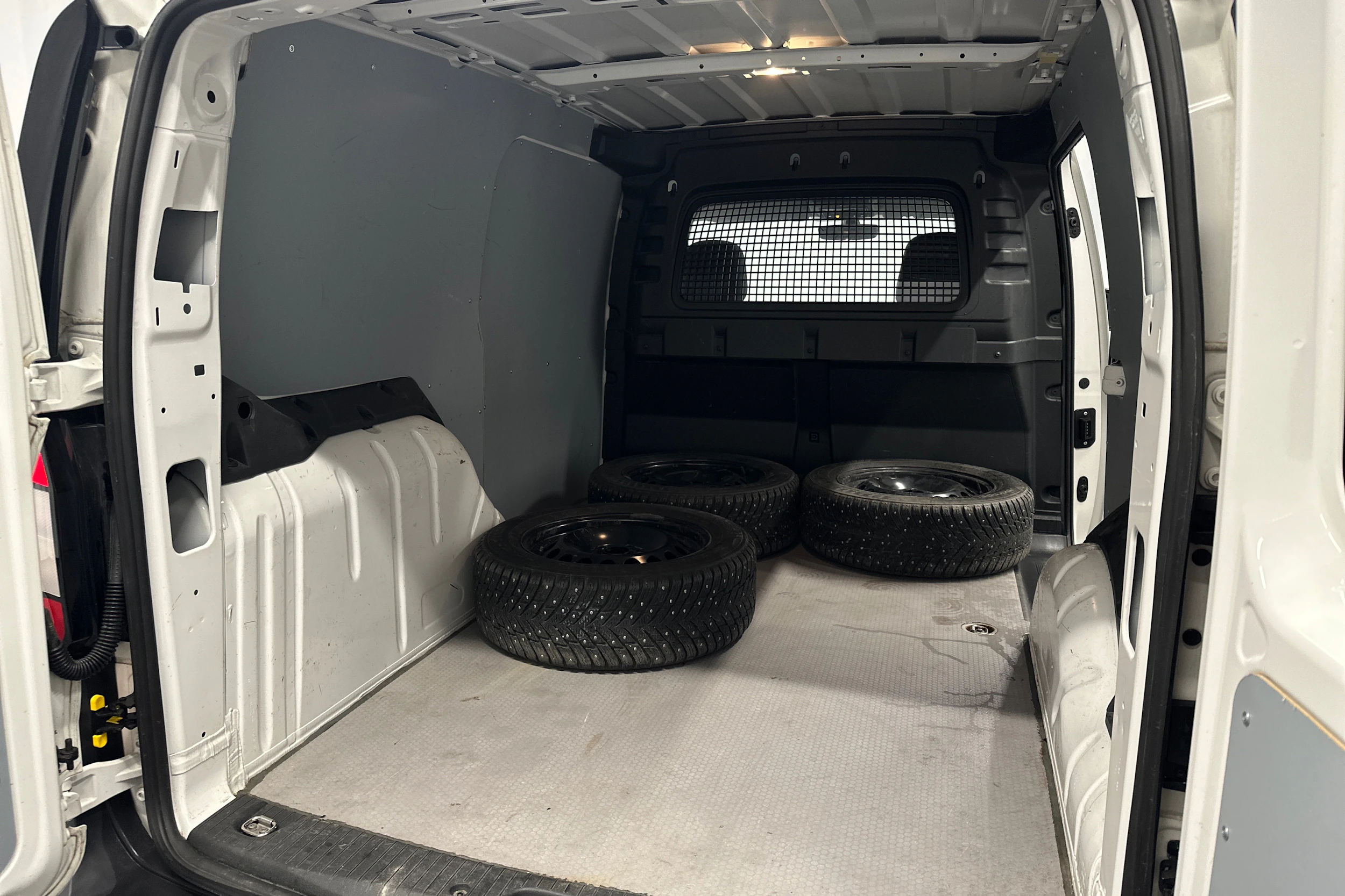 valkoinen Volkswagen Caddy Maxi 2023 kuva 25.