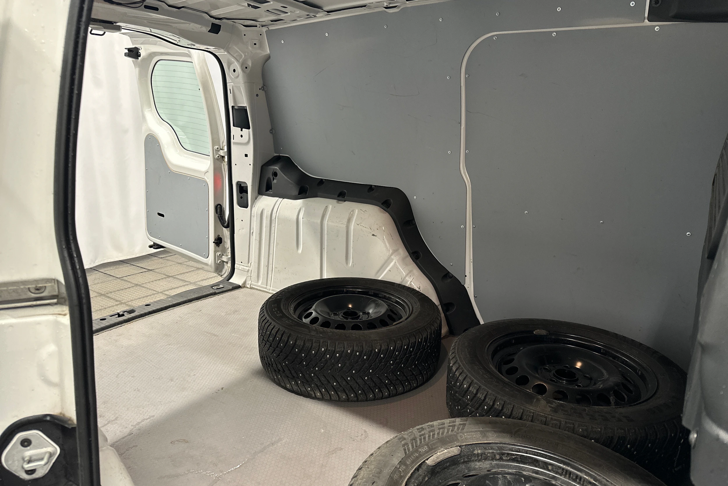 valkoinen Volkswagen Caddy Maxi 2023 kuva 26.
