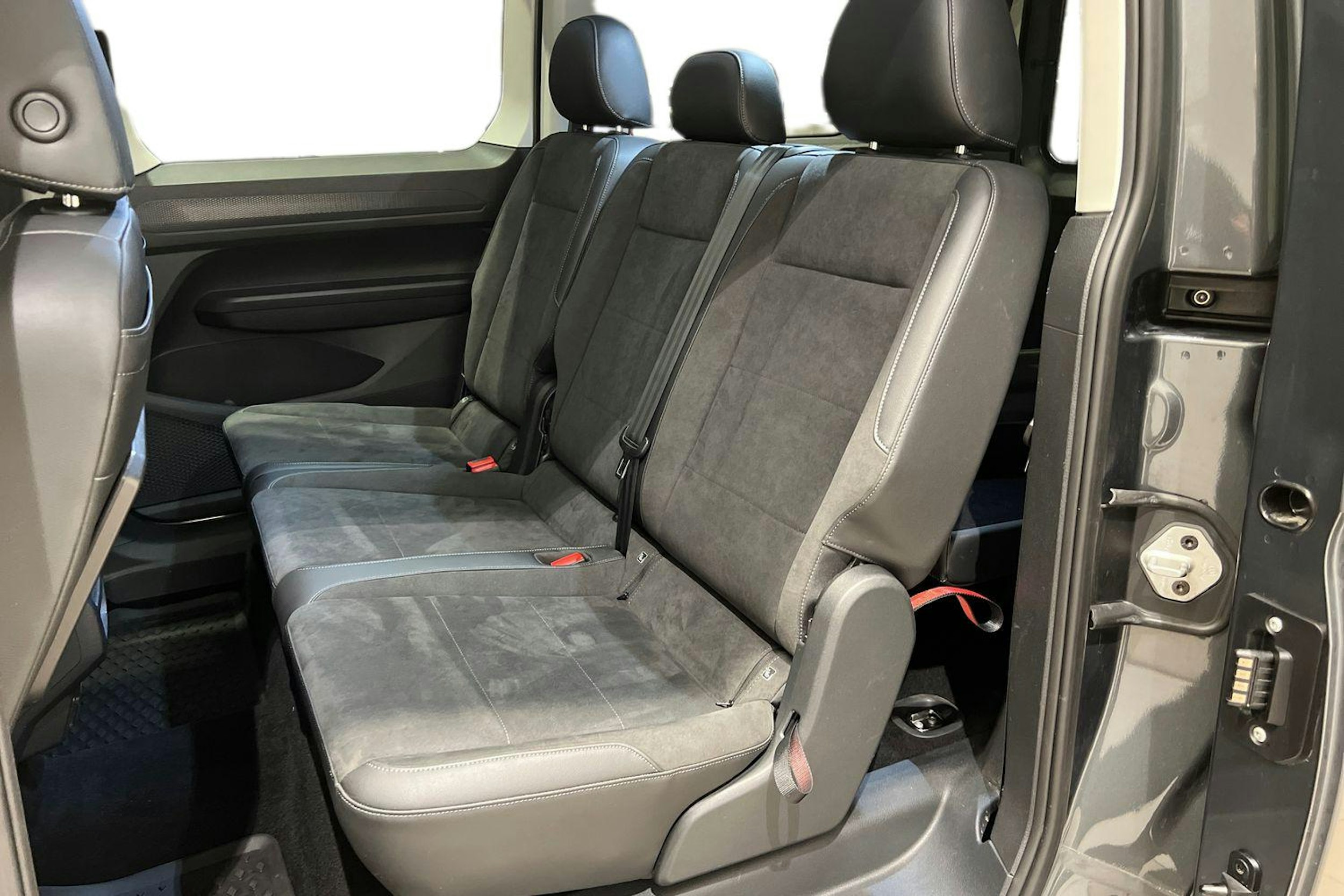 Harmaa Volkswagen Caddy Maxi 2023 kuva 11.