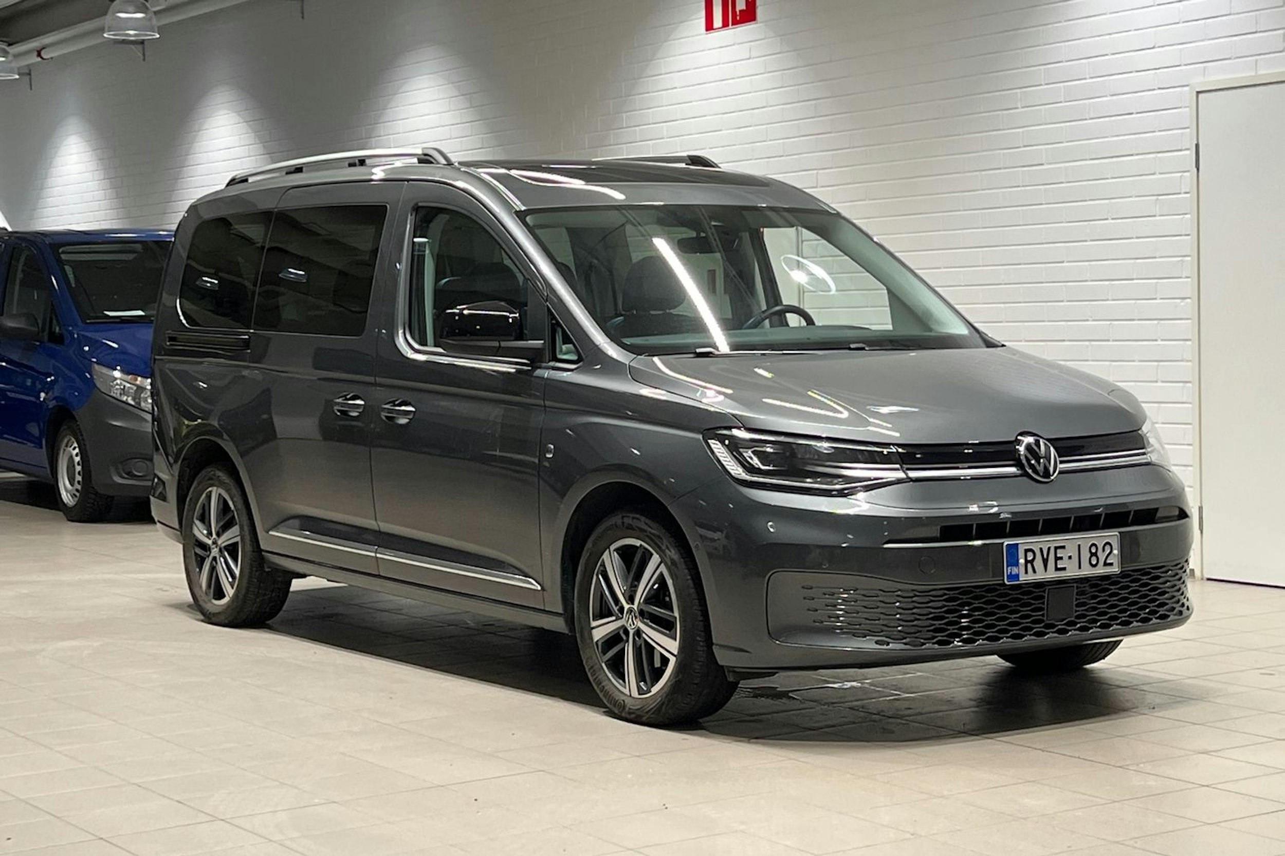 Harmaa Volkswagen Caddy Maxi 2023 kuva 16.