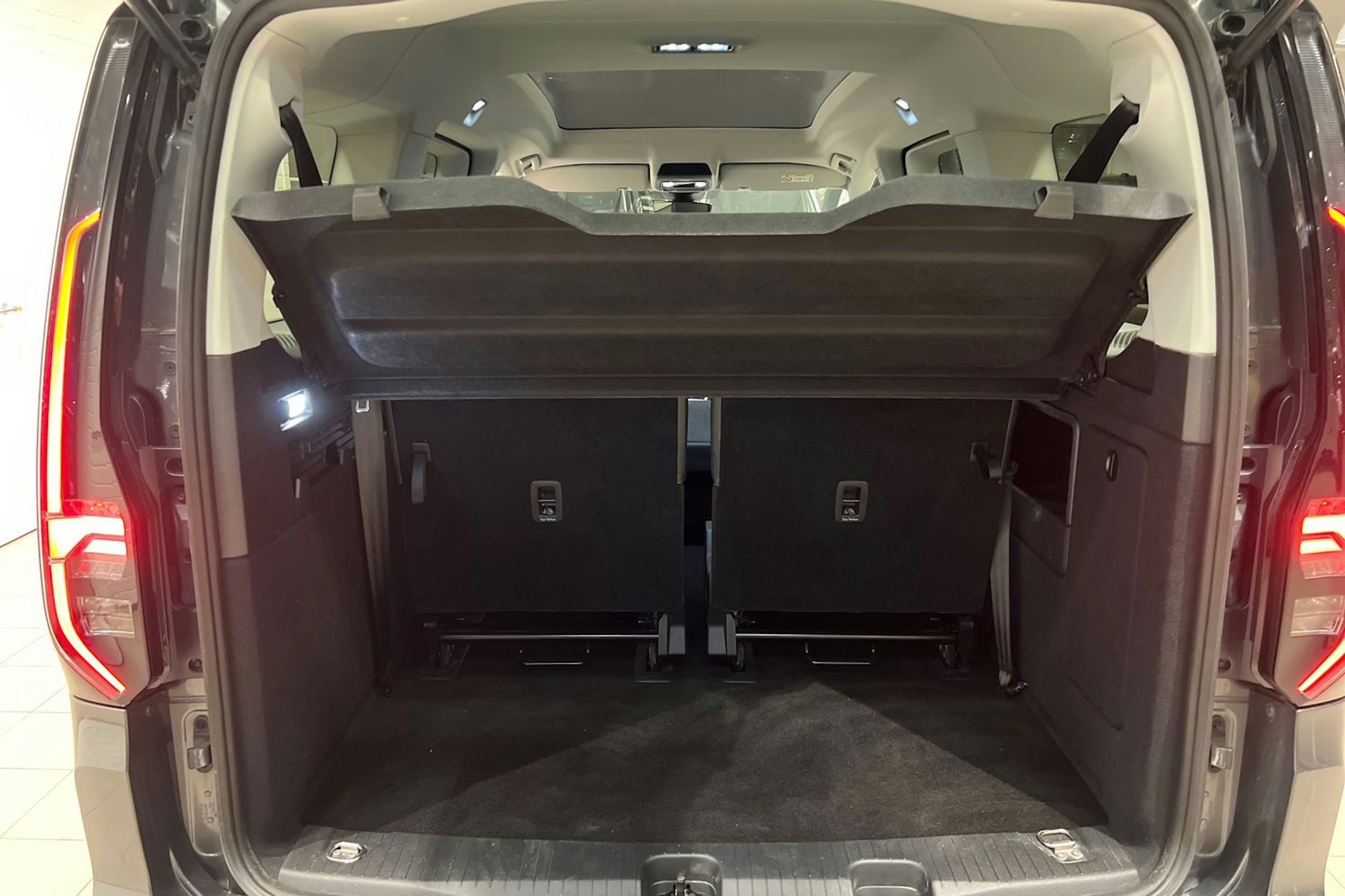 Harmaa Volkswagen Caddy Maxi 2023 kuva 28.