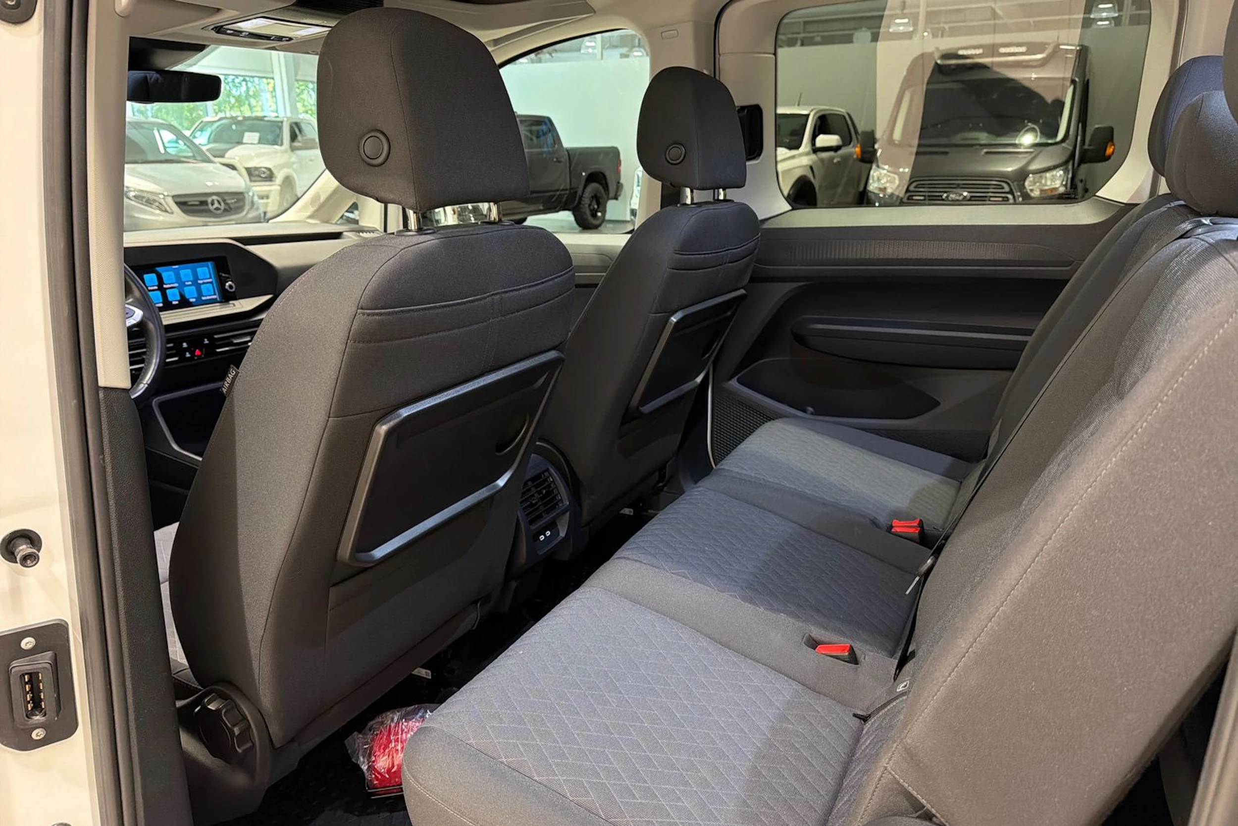 Valkoinen Volkswagen Caddy Maxi 2023 kuva 16.