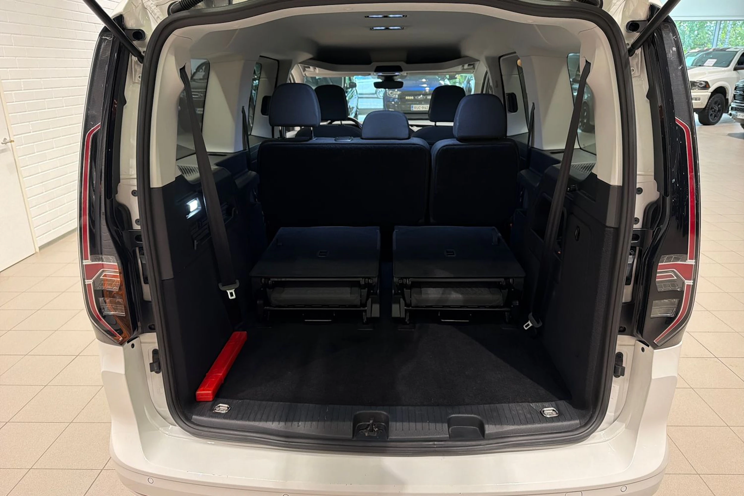 Valkoinen Volkswagen Caddy Maxi 2023 kuva 29.