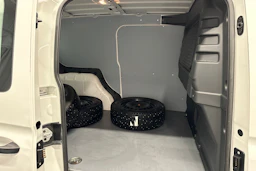 valkoinen Volkswagen Caddy Maxi 2023 kuva 27.