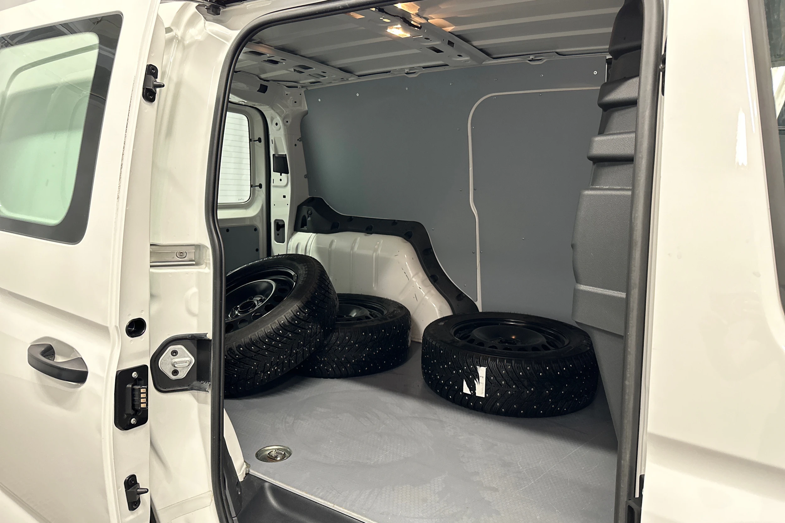 valkoinen Volkswagen Caddy Maxi 2023 kuva 28.