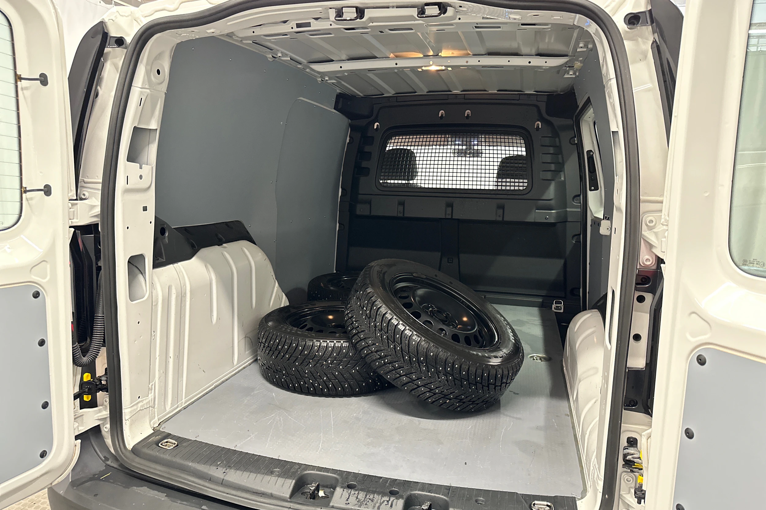 valkoinen Volkswagen Caddy Maxi 2023 kuva 29.