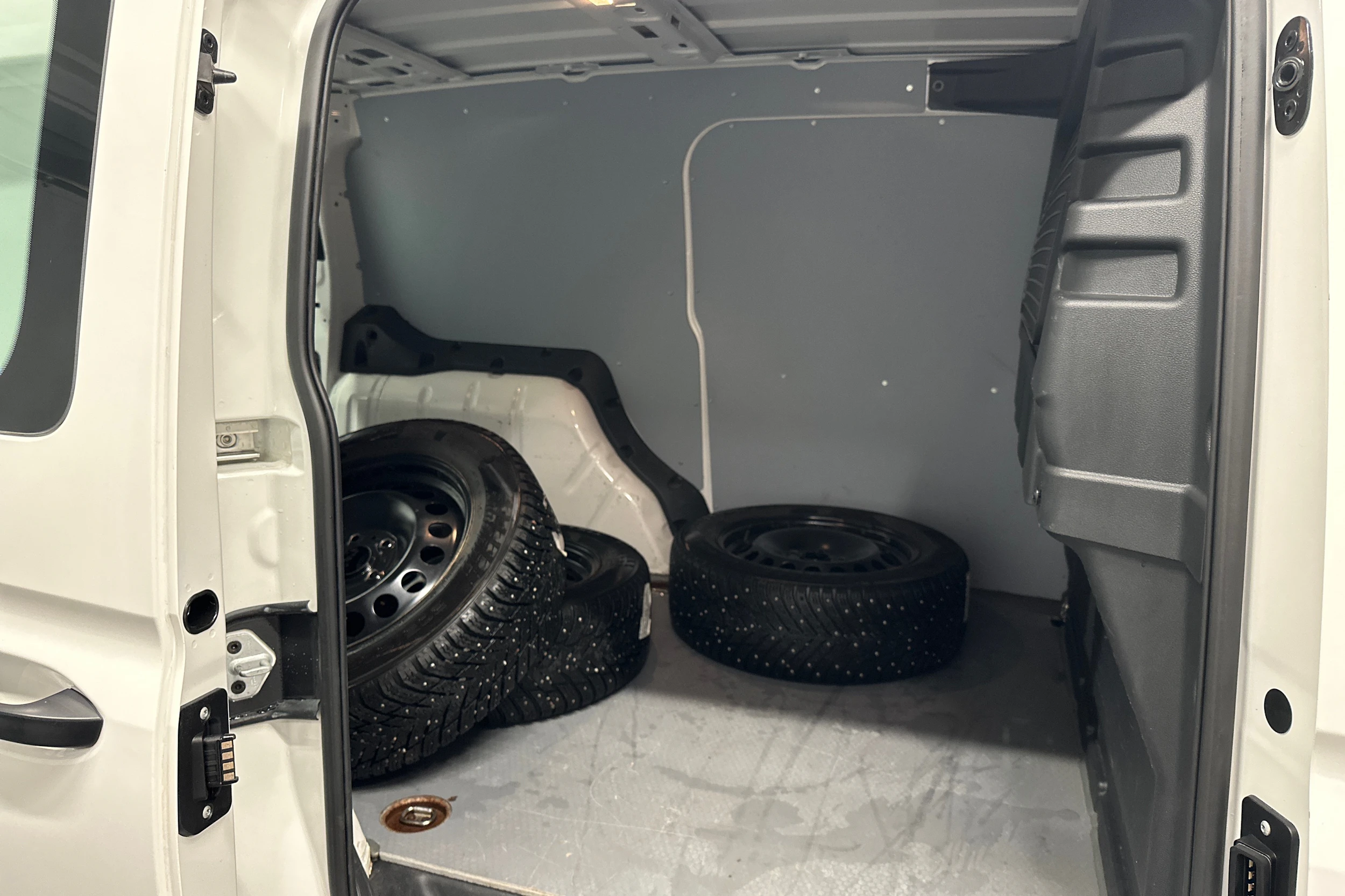 valkoinen Volkswagen Caddy Maxi 2023 kuva 29.
