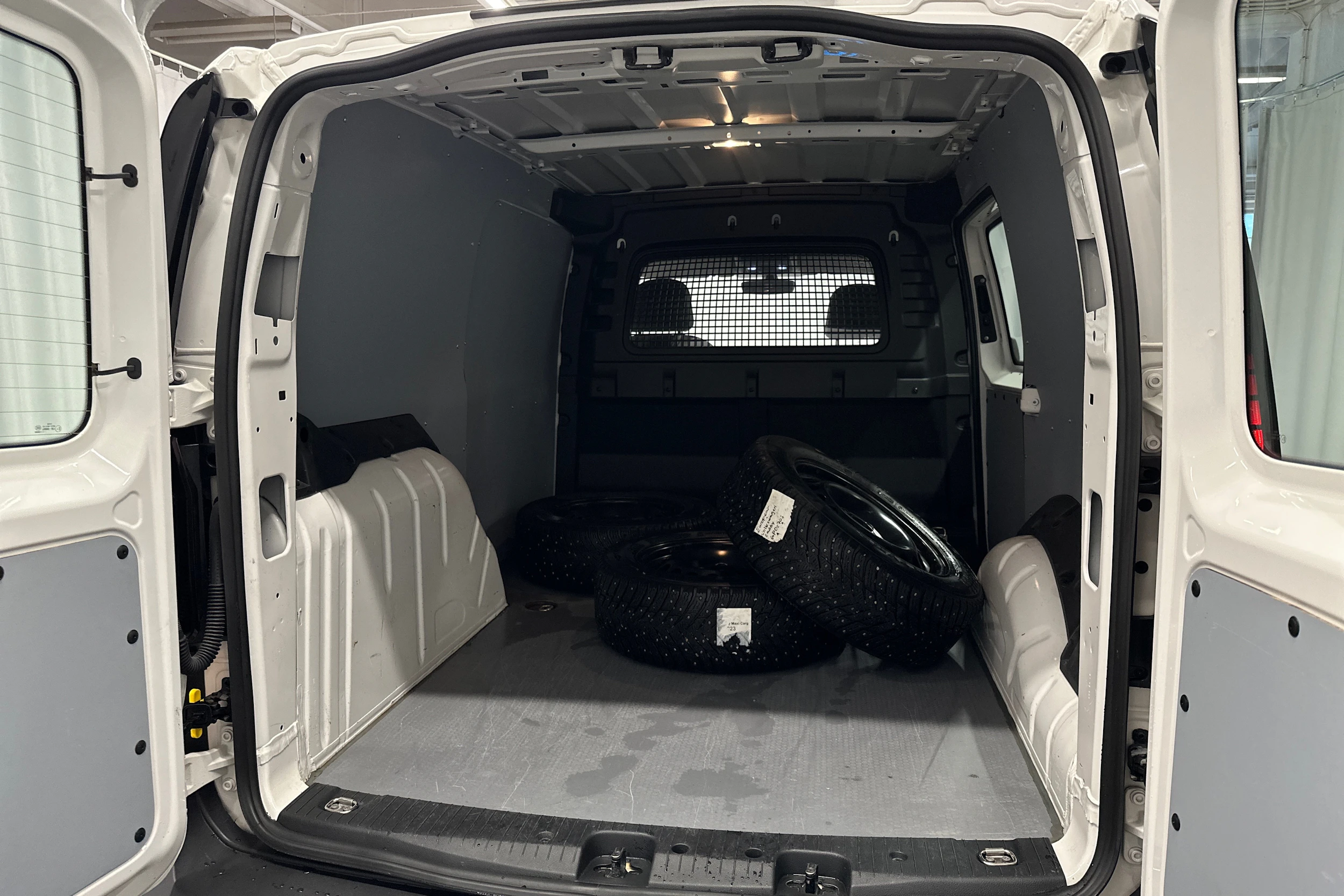 valkoinen Volkswagen Caddy Maxi 2023 kuva 31.